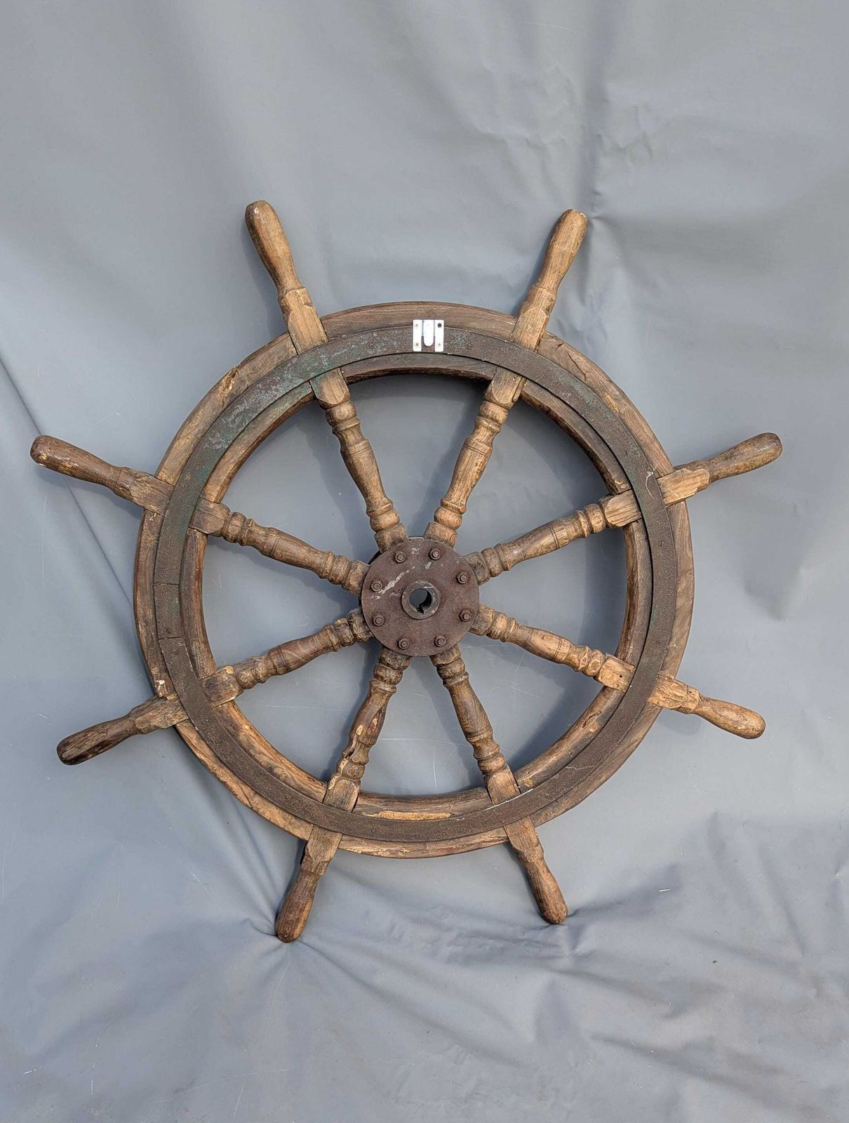 369.0 Barre à roue de navire d'époque en bois, à fuseaux tournés, décoration murale nautique et maritime photo