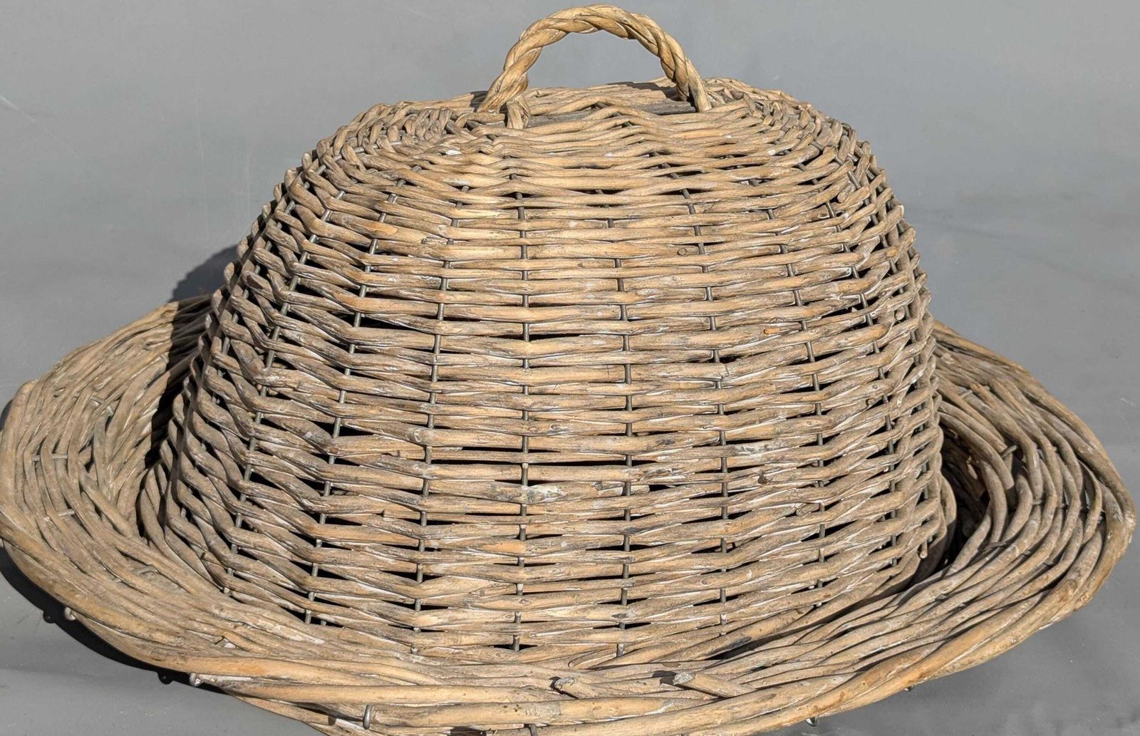 photo buy Antieke Franse rieten klokvormige broodmand, landelijke cottage-stijl