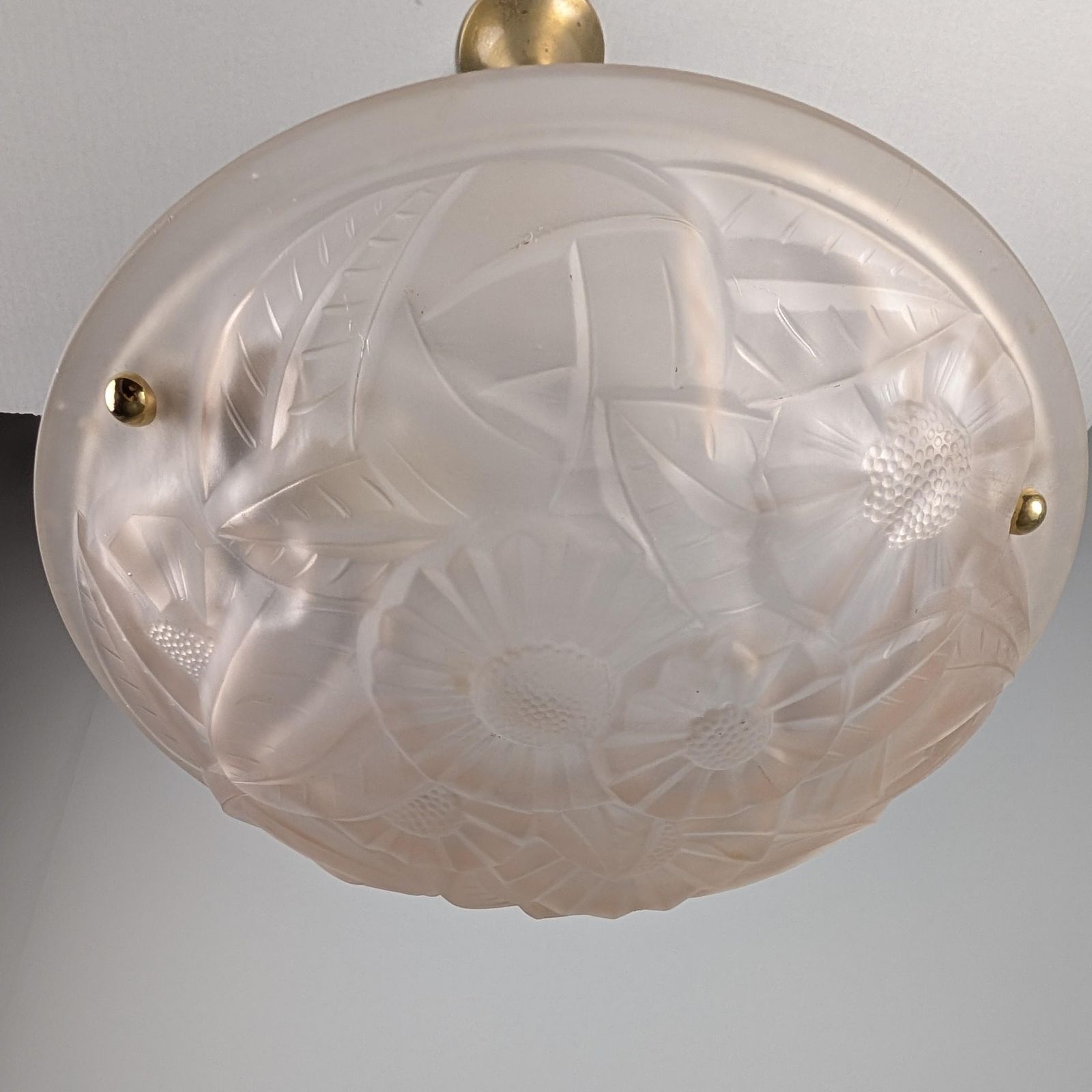 Suspension Art Déco française en verre moulé rose, motif floral, par Degué, années 1930 photo buy