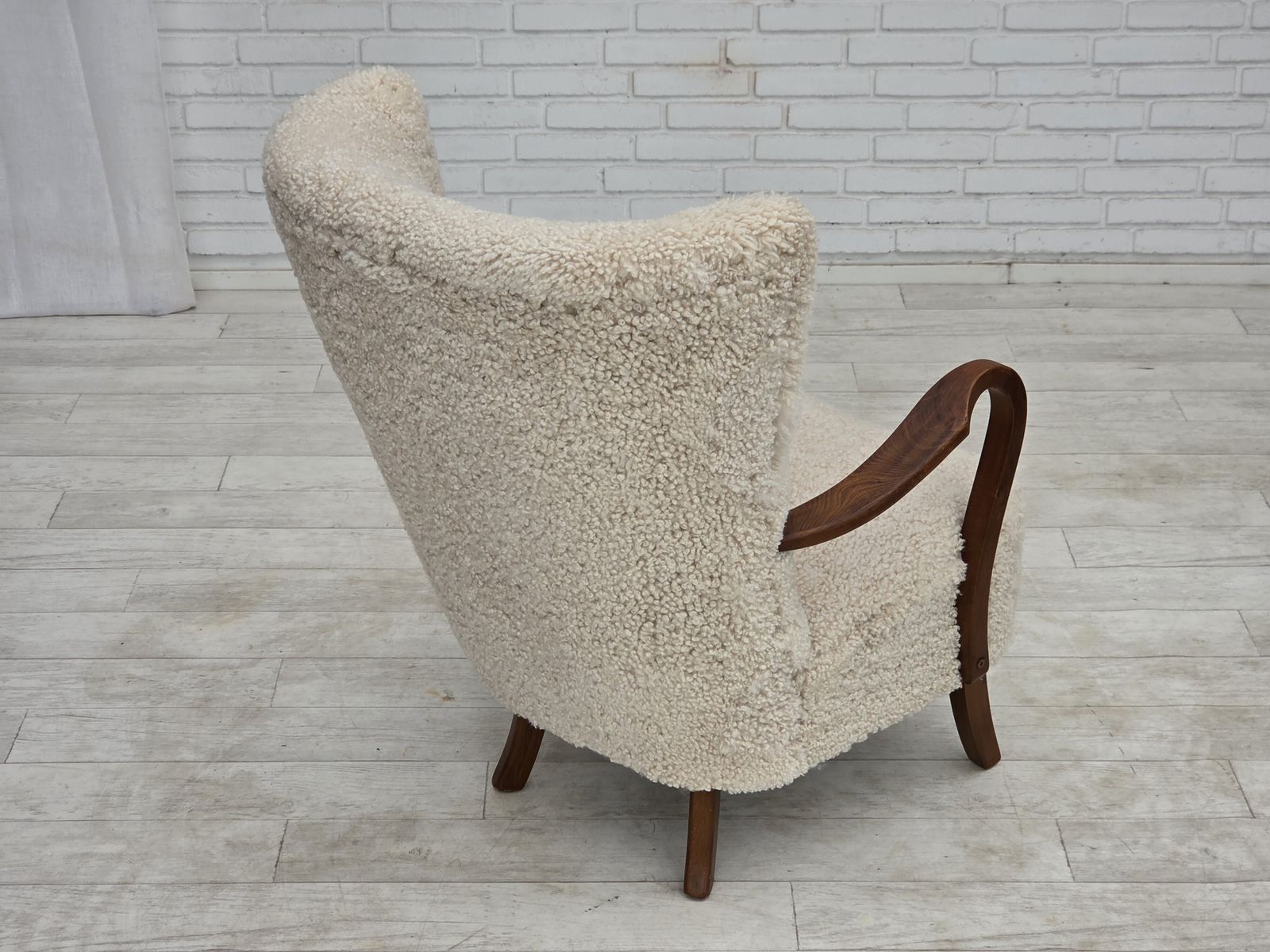 photo furniture Ca. jaren 1960, Deens design van Alfred Christensen, opnieuw bekleed, echt schapenleer.