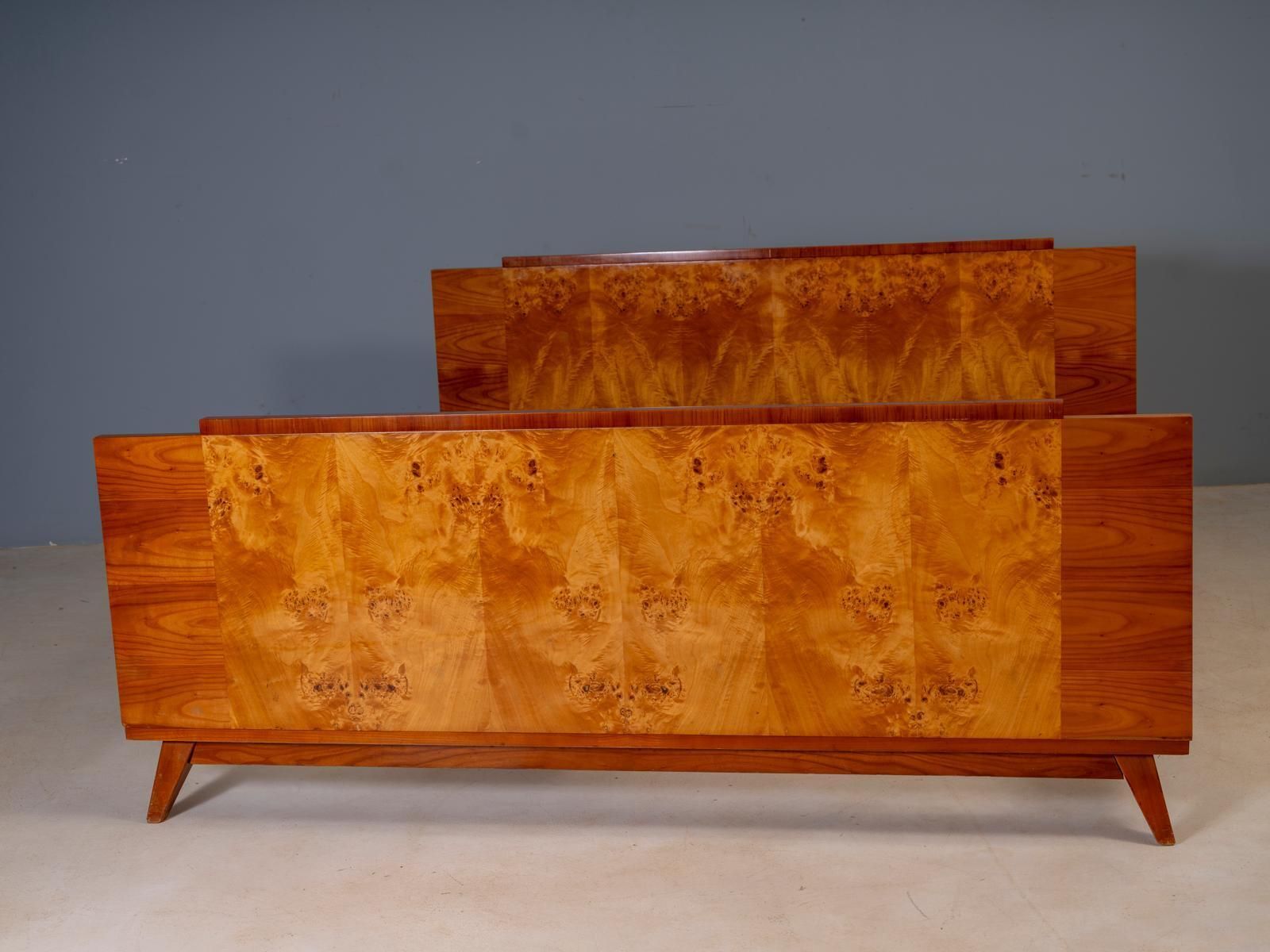 Vintage Tsjechoslowaaks slaapkamerset met wortelhoutfineer, bed en twee nachtkastjes, midden 20e eeuw, 180 × 195 cm photo Meubels