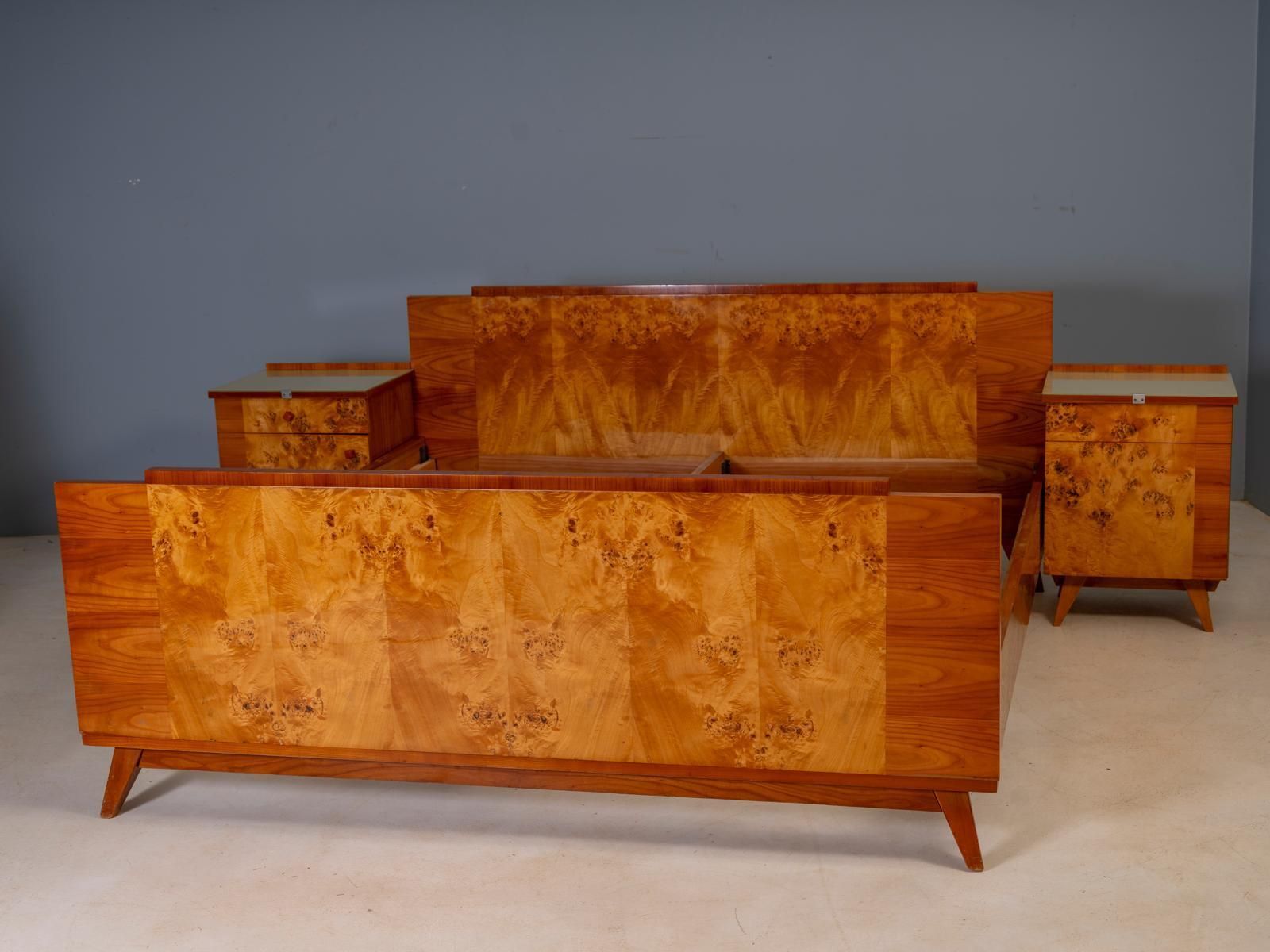 photo for sale Vintage Tsjechoslowaaks slaapkamerset met wortelhoutfineer, bed en twee nachtkastjes, midden 20e eeuw, 180 × 195 cm