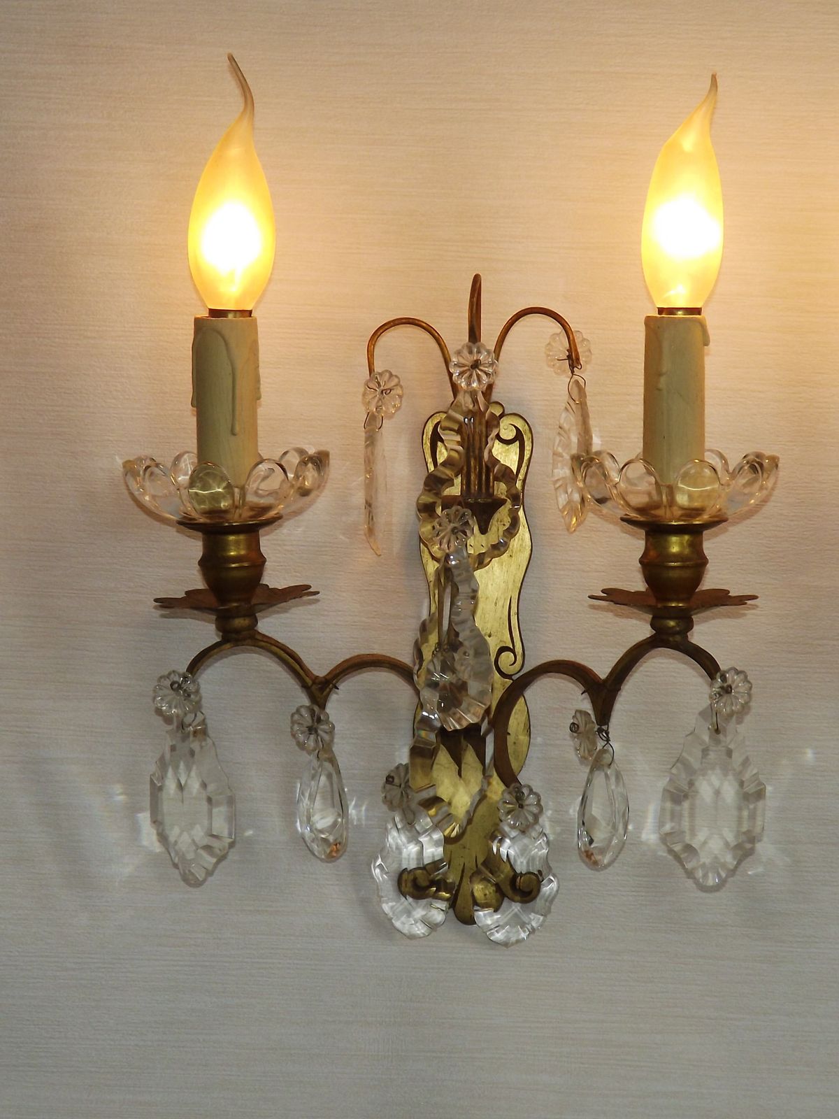 Paire d'appliques murales doubles vintage françaises en laiton et verre, ornées de cristaux photo 275.0