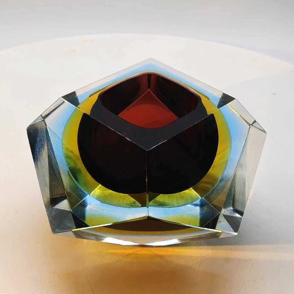 Ca. jaren 1960, zeldzame asbak in uranium Muranoglas door Flavio Poli voor Seguso. photo for sale