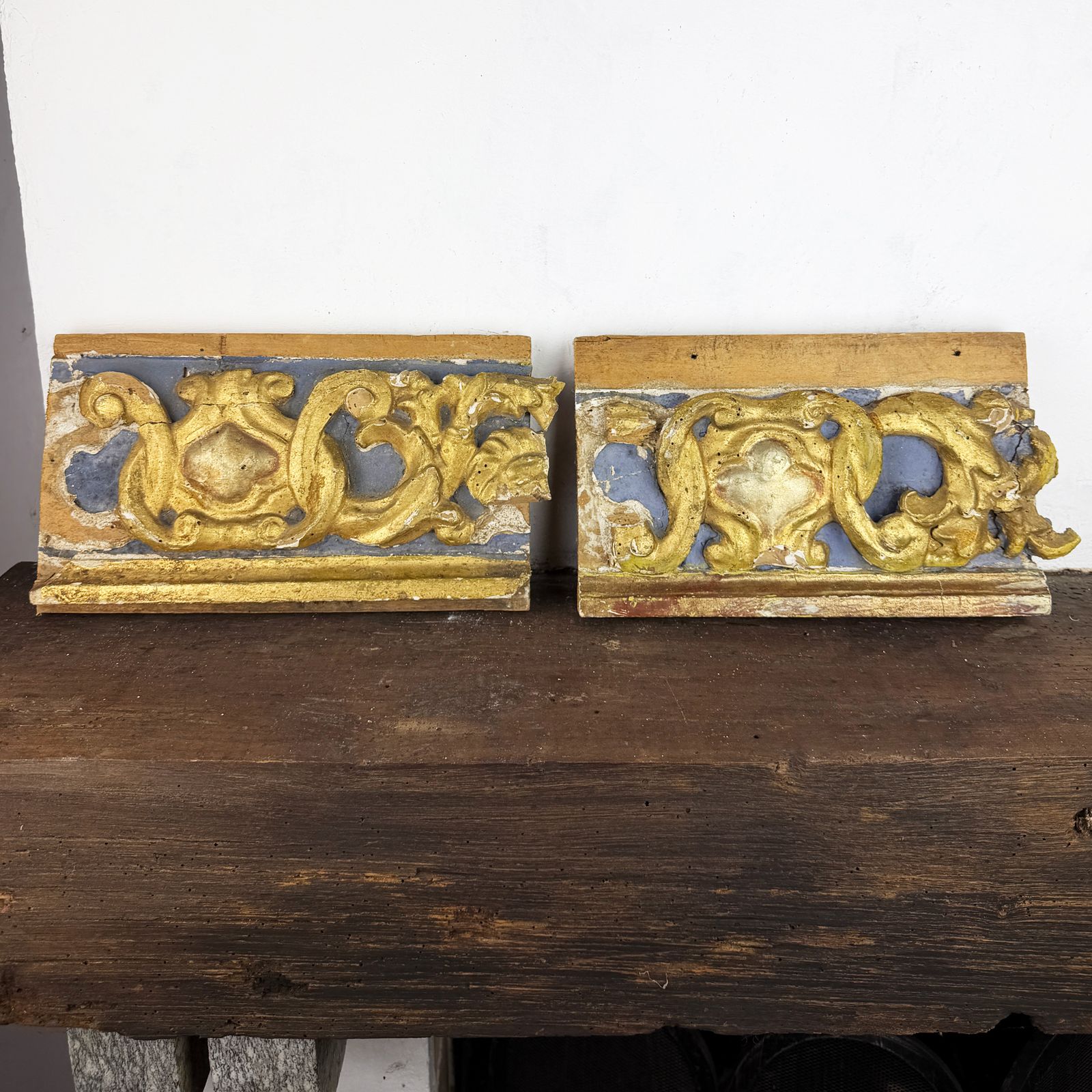photo furniture Paar gesneden houten fragmenten, 18e eeuw, Italiaans Barok architecturaal sloopmateriaal