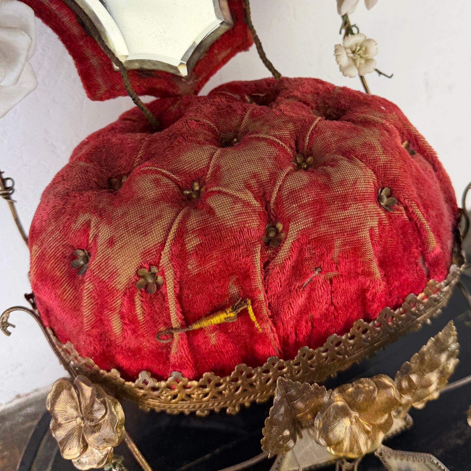 photo furniture Antieke Franse Globe de Mariée, bruidssouvenir Napoleon III ormolu huwelijksglobe met rood fluwelen kussen