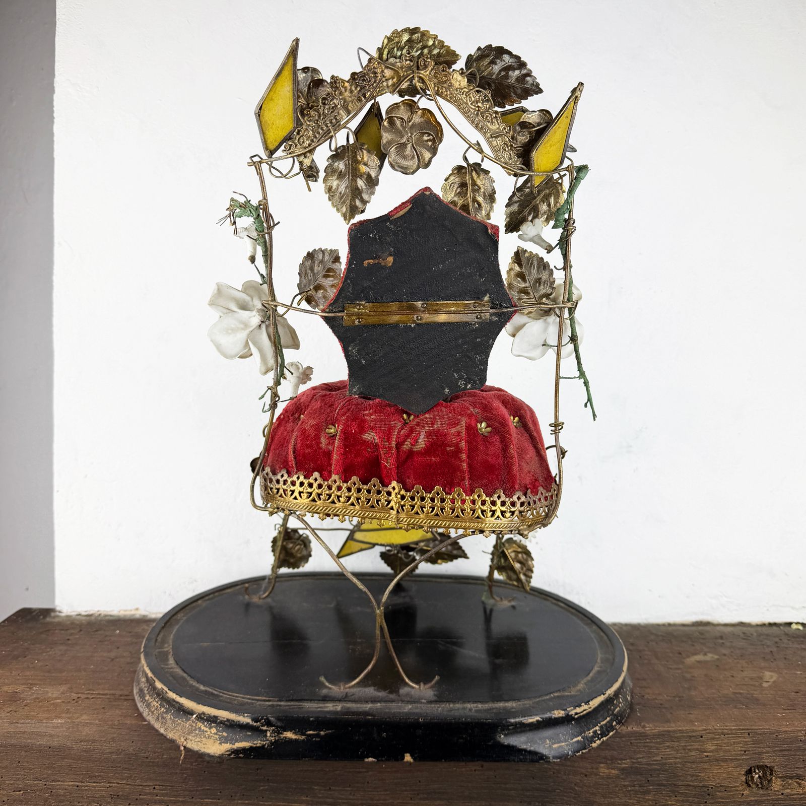 photo for sale Antieke Franse Globe de Mariée, bruidssouvenir Napoleon III ormolu huwelijksglobe met rood fluwelen kussen