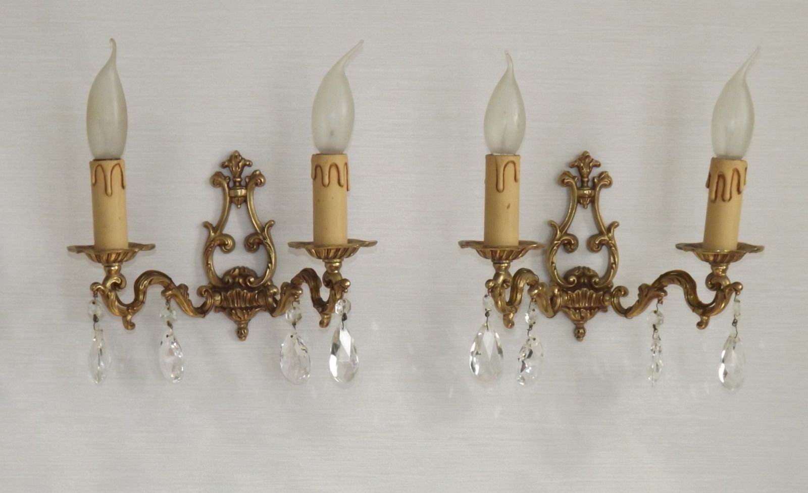 Paire d'appliques doubles vintage françaises en bronze coulé et cristal, à fond ouvert photo for sale