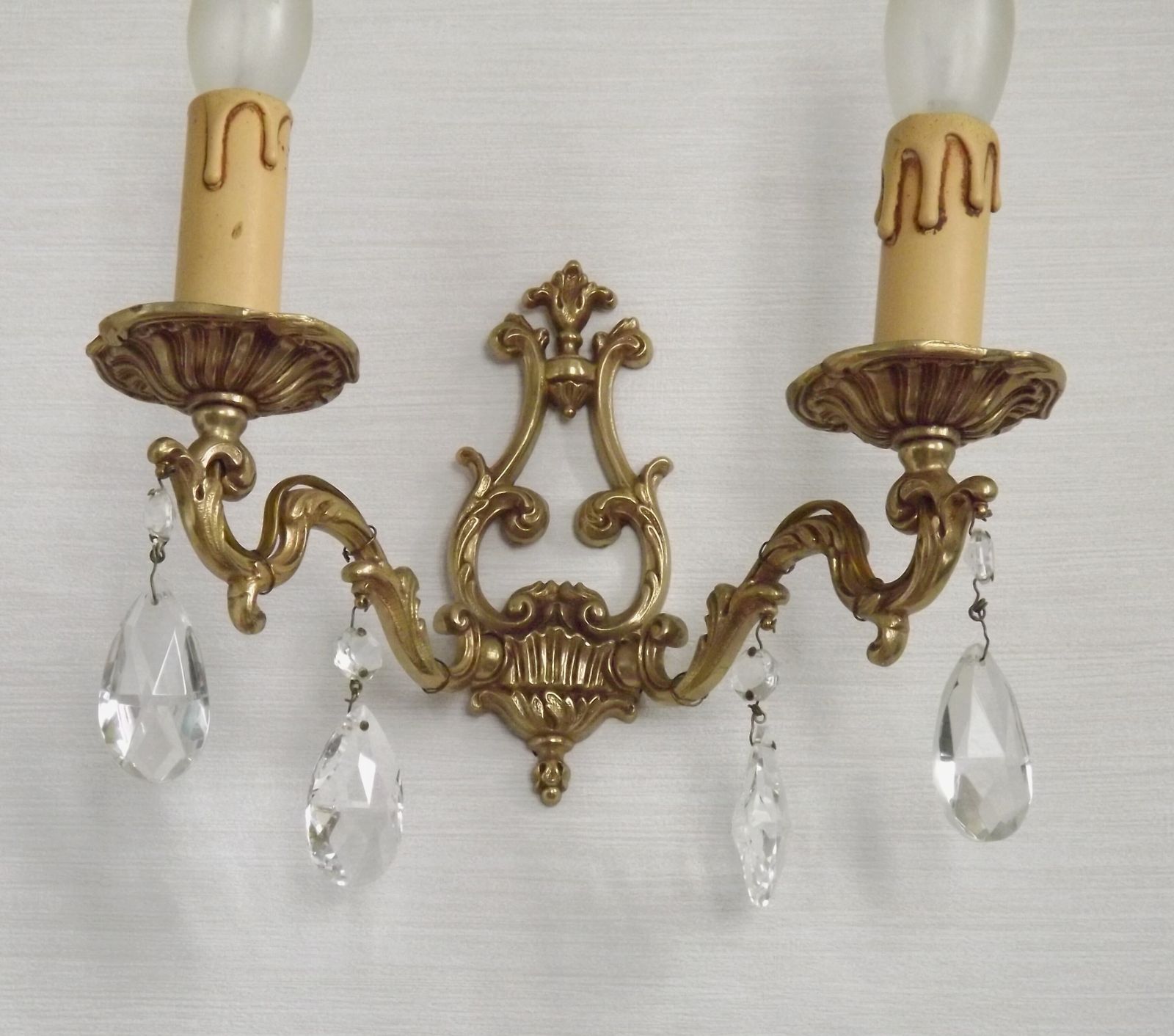 photo for sale Paire d'appliques doubles vintage françaises en bronze coulé et cristal, à fond ouvert