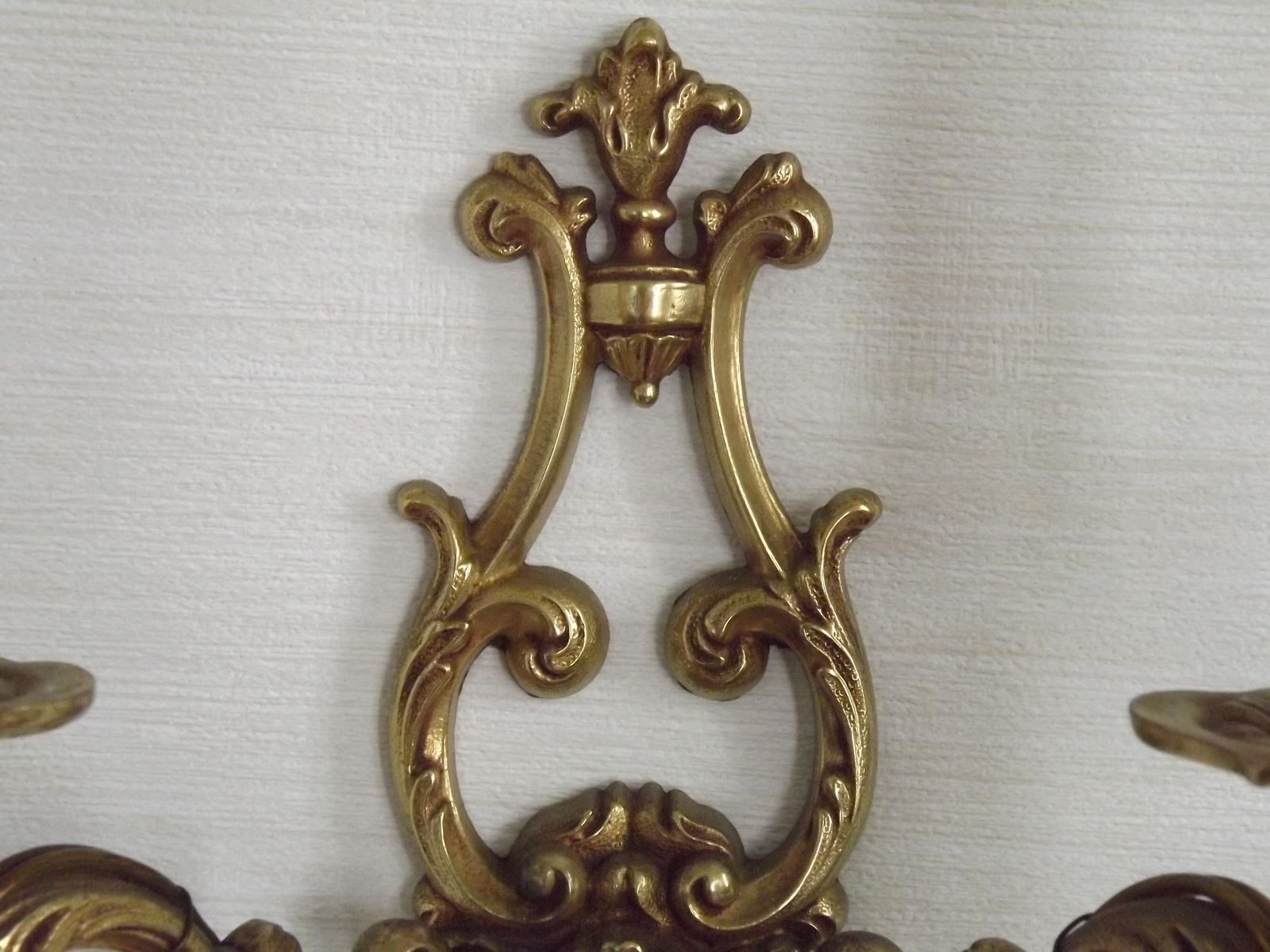 photo vintage Paire d'appliques doubles vintage françaises en bronze coulé et cristal, à fond ouvert