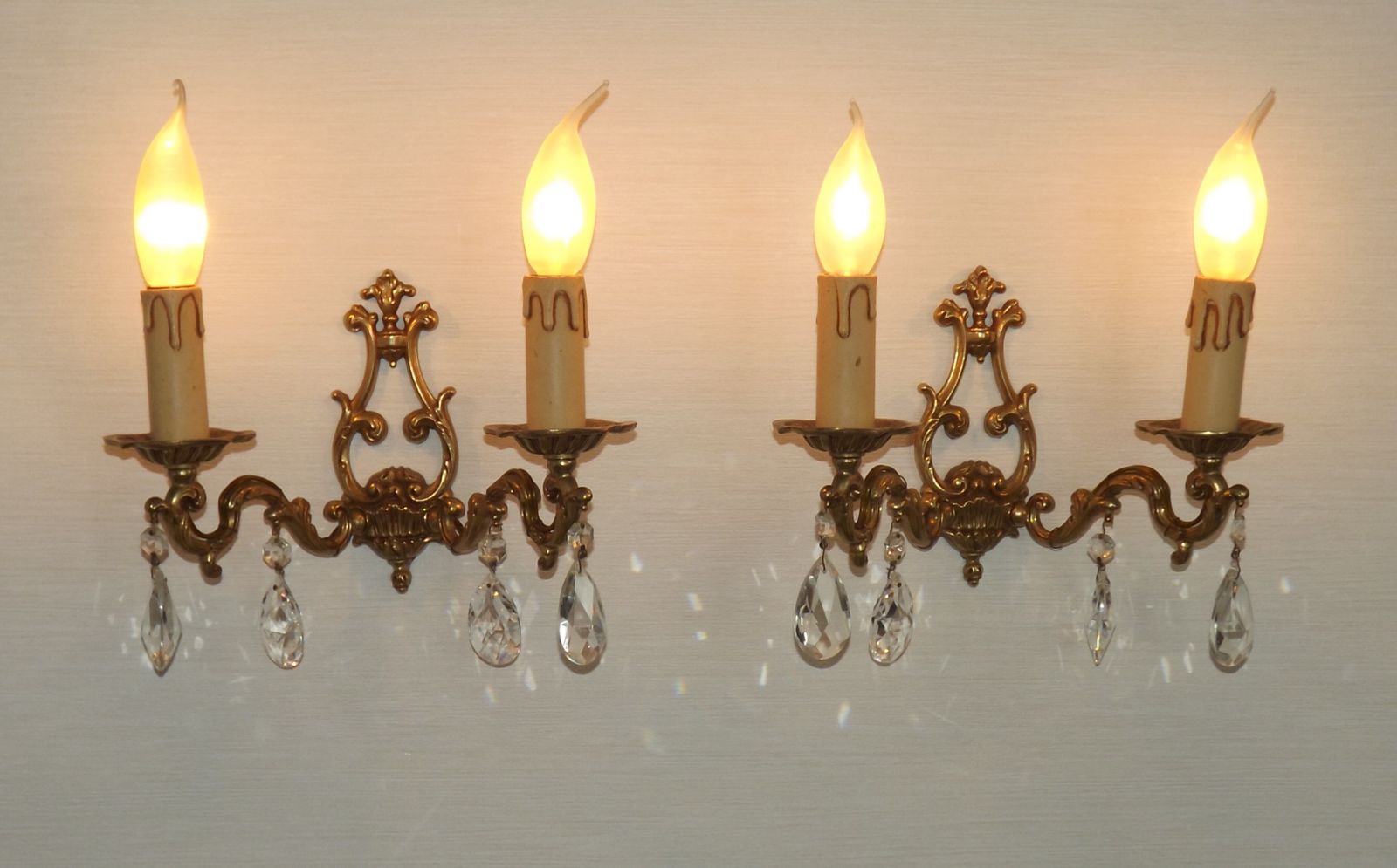 Paire d'appliques doubles vintage françaises en bronze coulé et cristal, à fond ouvert photo Luminaires