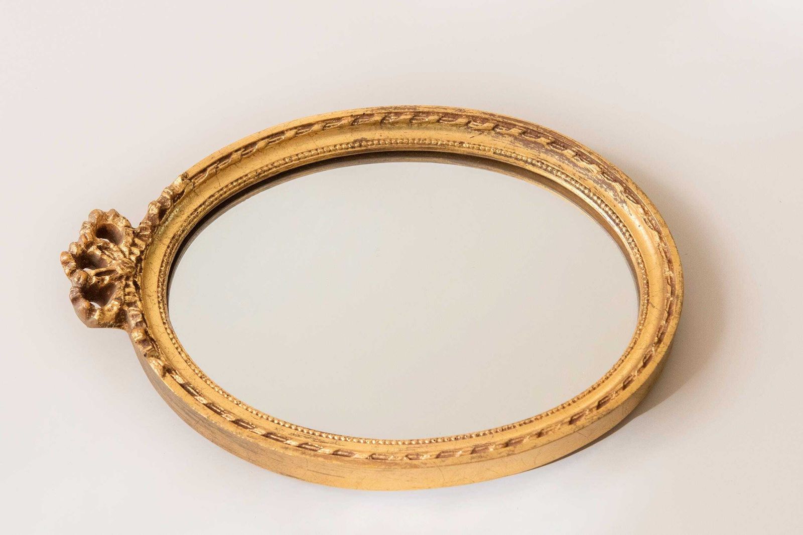 Woonaccessoires Vintage Ovale Gouden Wandspiegel, Louis XVI Stijl Strikversiering Spiegel, Europese Vergulde Spiegel jaren 1960, Kleine Sierspiegel photo