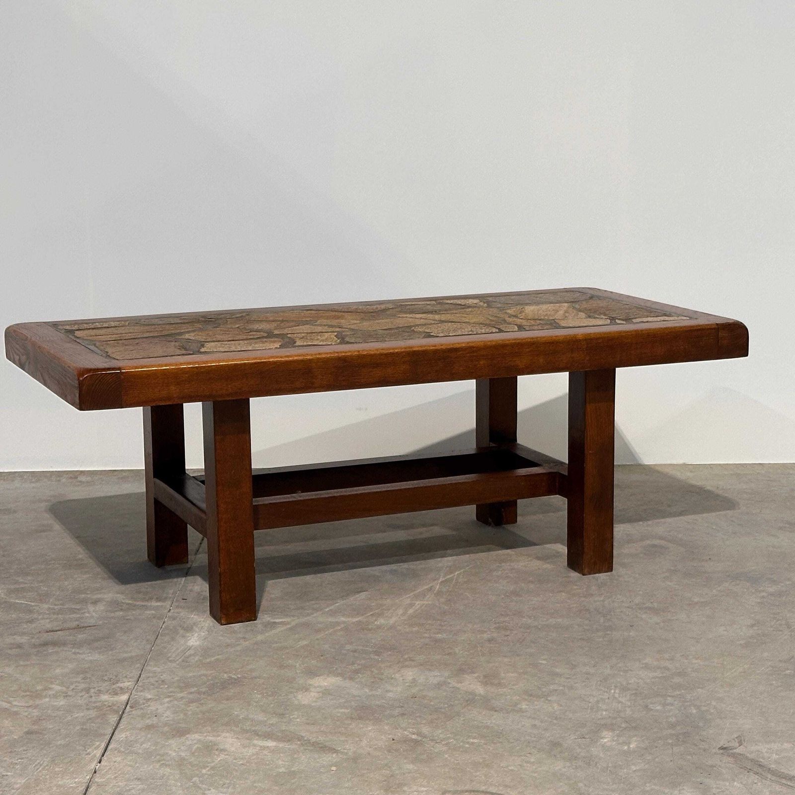 Vintage Brutalist stenen mozaïek salontafel, massief hout, jaren 1970 photo furniture