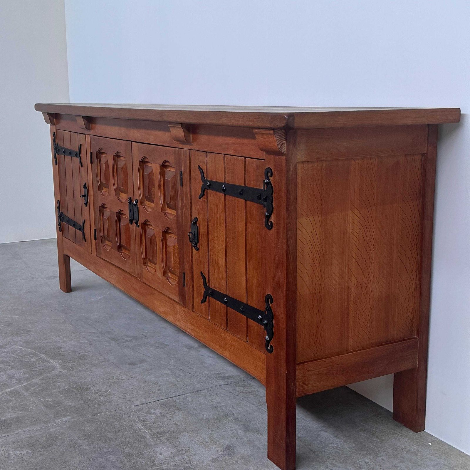 Brutalistisch massief eiken dressoir met handgesmeed ijzerbeslag, België, jaren 1970 photo furniture