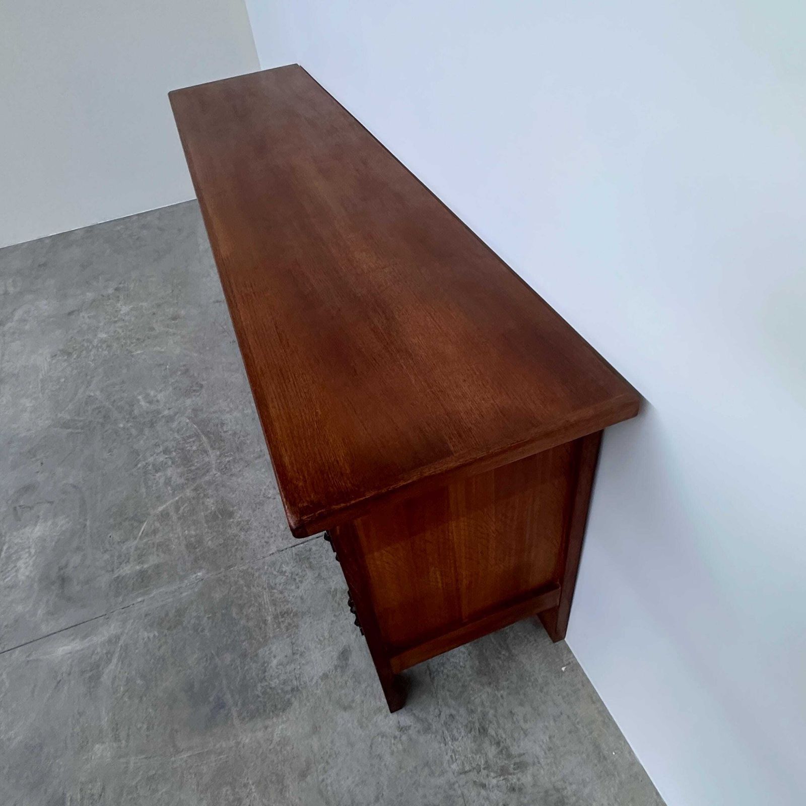 photo vinterior Brutalistisch massief eiken dressoir met handgesmeed ijzerbeslag, België, jaren 1970