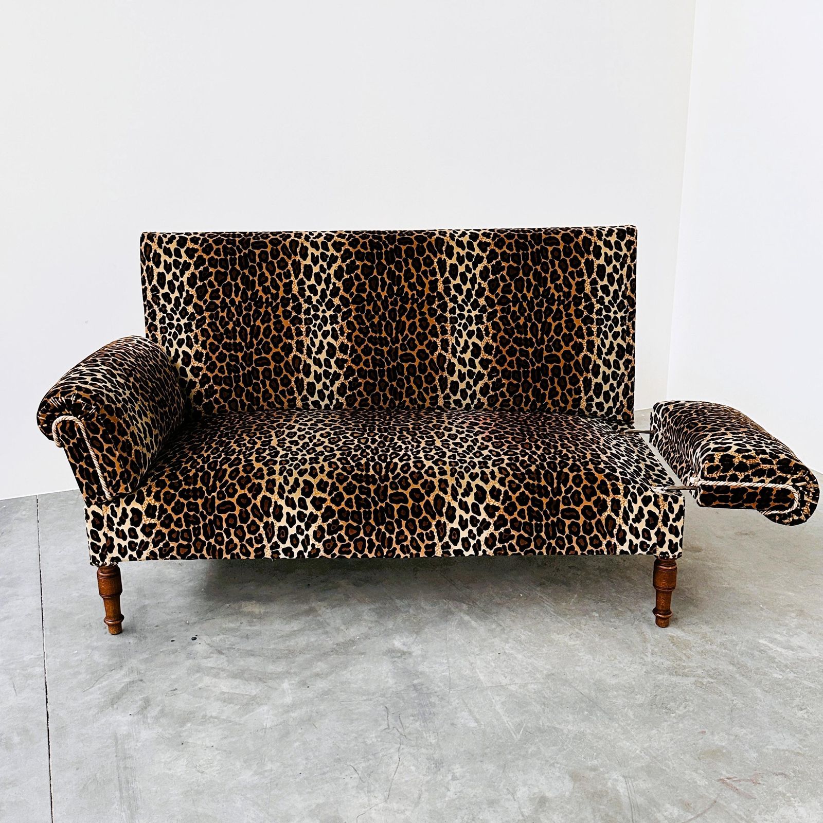 Vintage Sofa met Luipaardprint Fluweel en Neerklapbare Armleuningen, Frankrijk. photo buy
