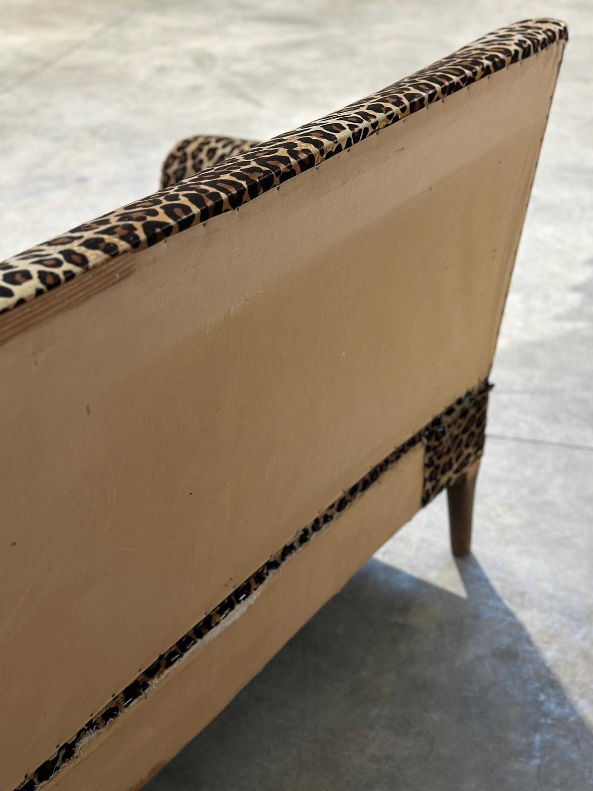 photo for sale Vintage Sofa met Luipaardprint Fluweel en Neerklapbare Armleuningen, Frankrijk.