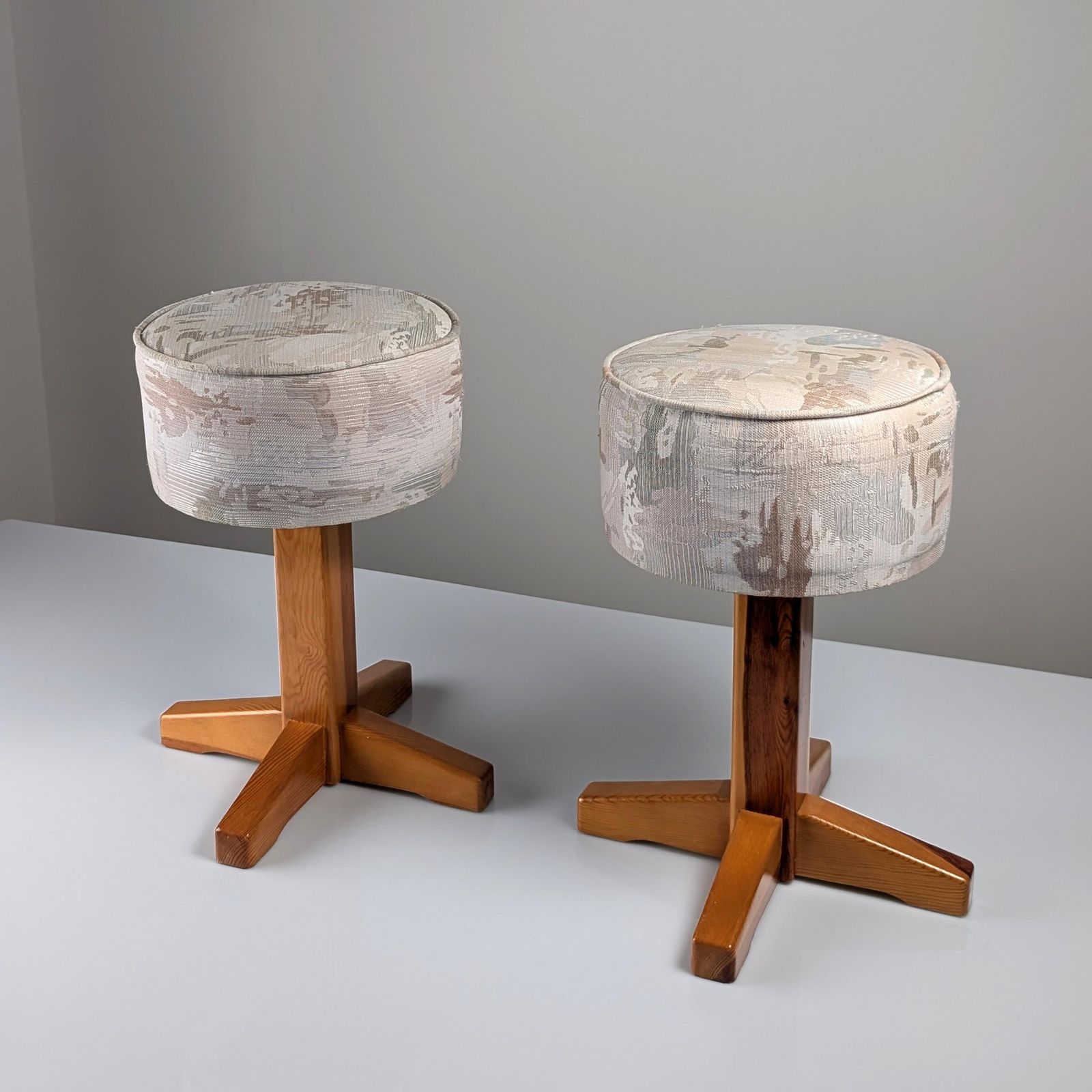 Paire de tabourets scandinaves modernes en pin et tissu, années 1980 photo for sale