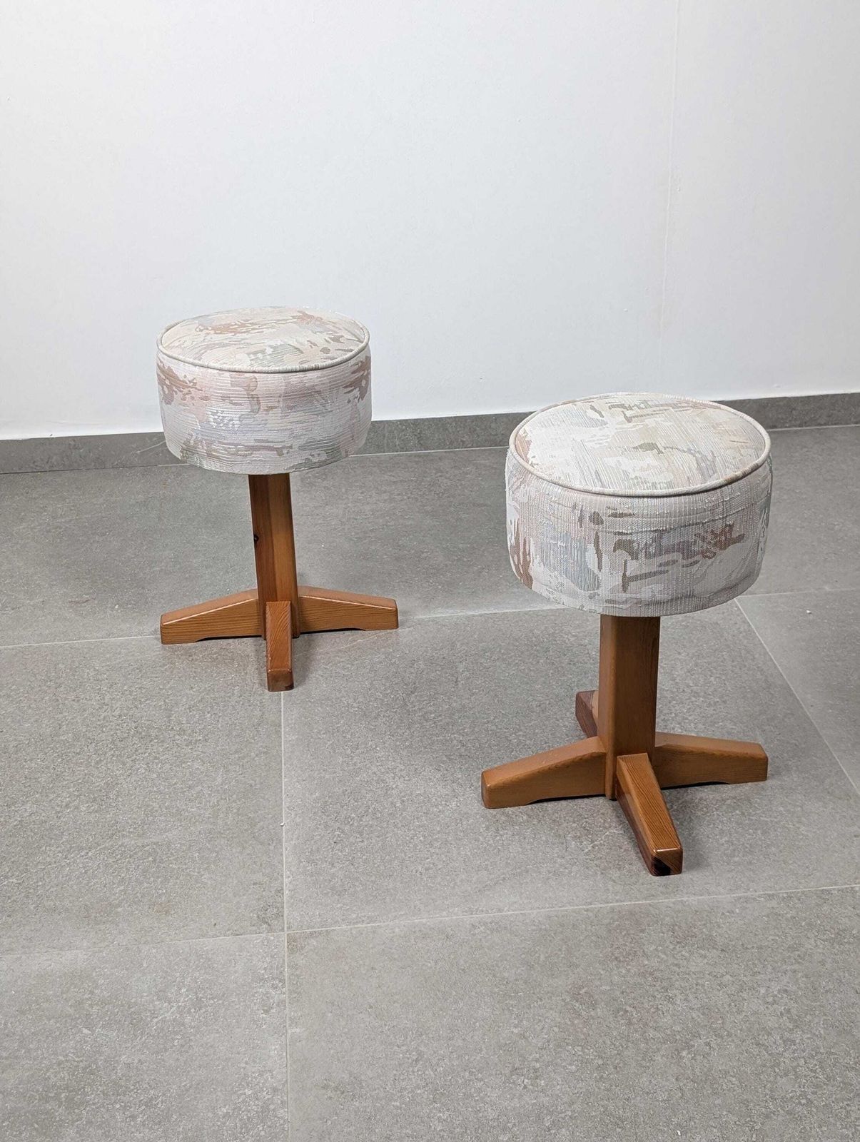 Paire de tabourets scandinaves modernes en pin et tissu, années 1980 photo 895.0