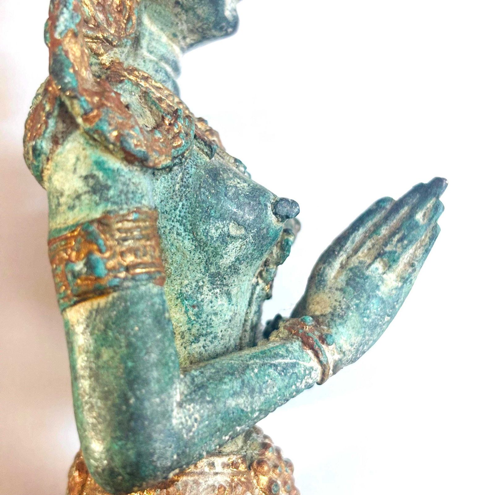 photo vinterior Vintage Thais bronzen Teppanom-beeld, knielende tempelwachter
