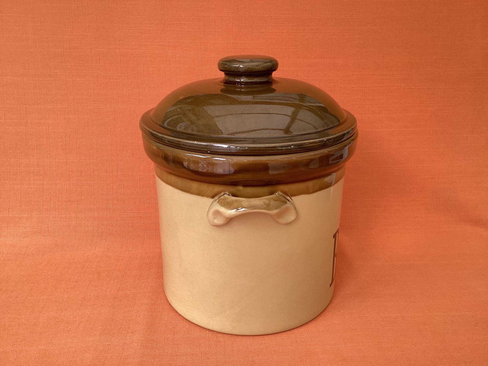 TG Green Granville broodpot uit de jaren 1970, traditionele aardewerken voorraadpot photo furniture