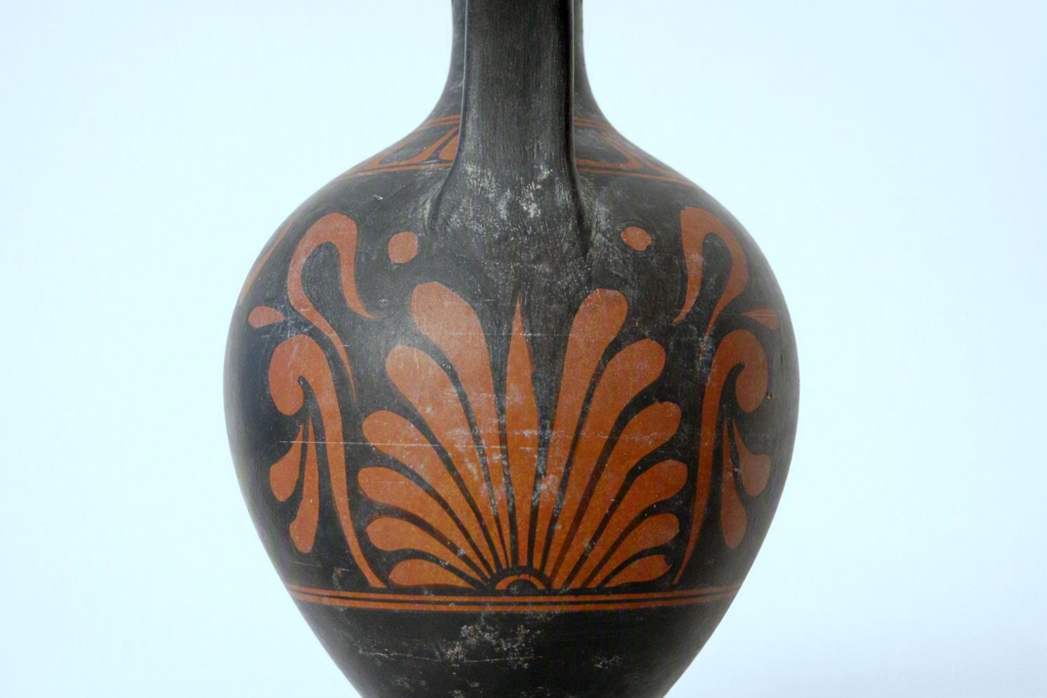 Oinochoe Zuid-Etrurië, Roodfiguurstijl, 4e eeuw v.Chr. photo vinterior