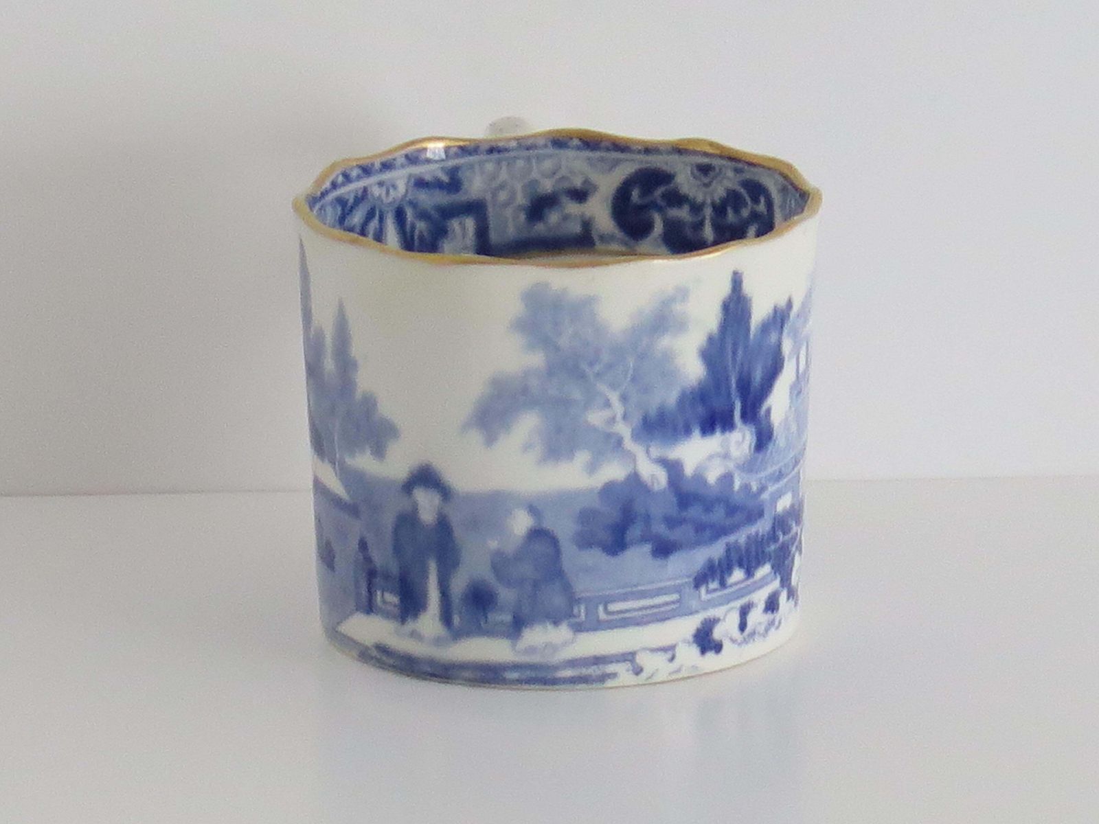 246.0 Miles Mason Porseleinen Koffiekopje en Schotel, Blauw-wit Patroon, ca. 1805. photo