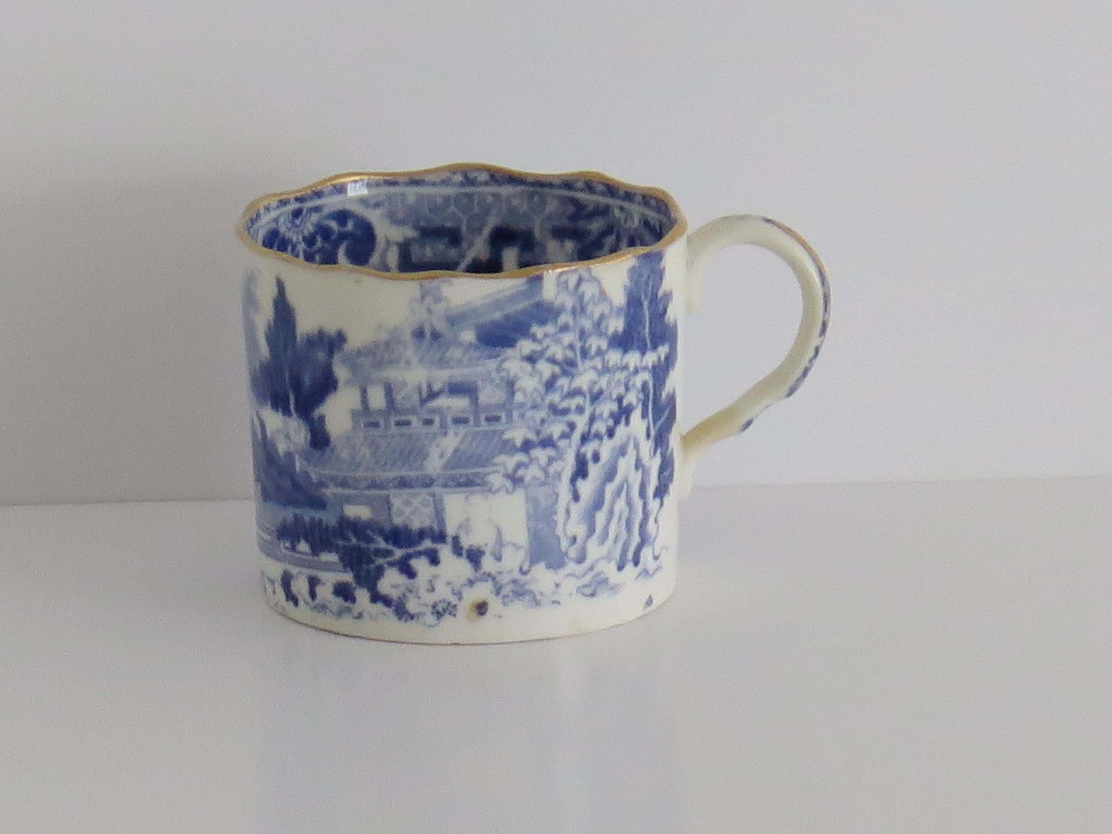 photo vinterior Miles Mason Porseleinen Koffiekopje en Schotel, Blauw-wit Patroon, ca. 1805.