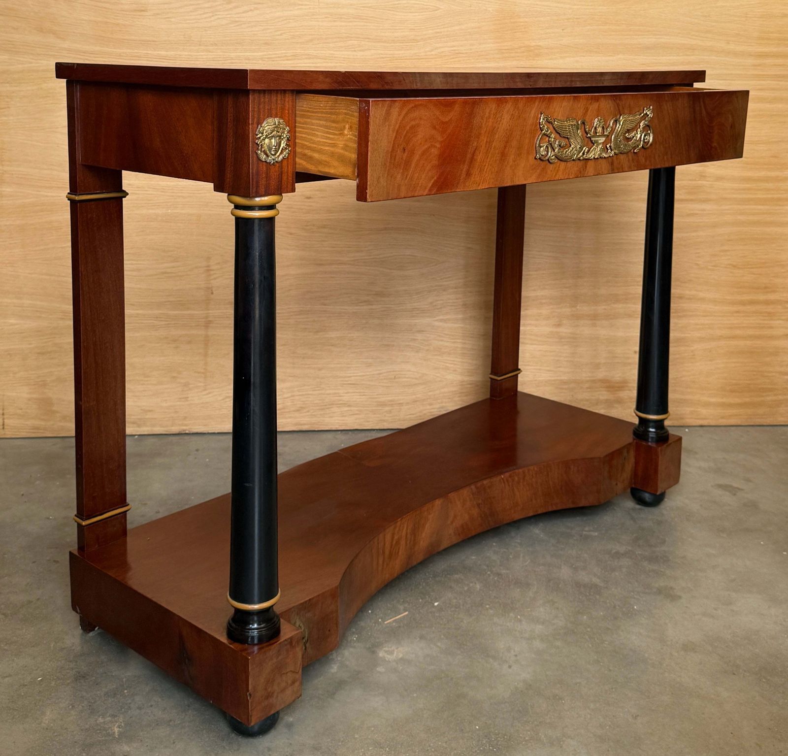 Console de style néoclassique Empire aux colonnes ébénisées et bronzes dorés photo 2434.0