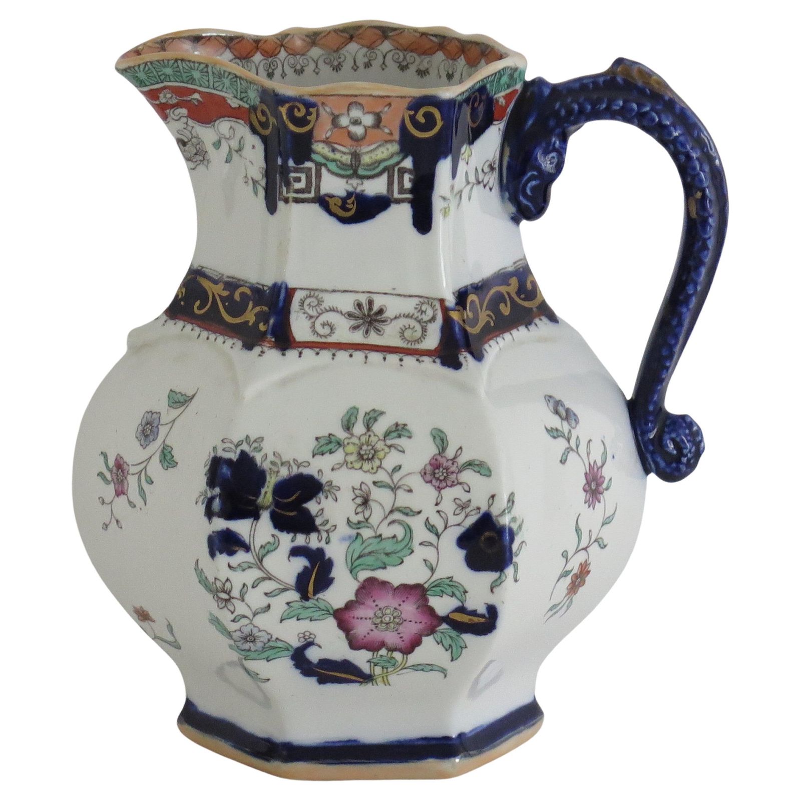 Mason's Ironstone kan, zeshoekige pitcher met slangengreep, 1830.
