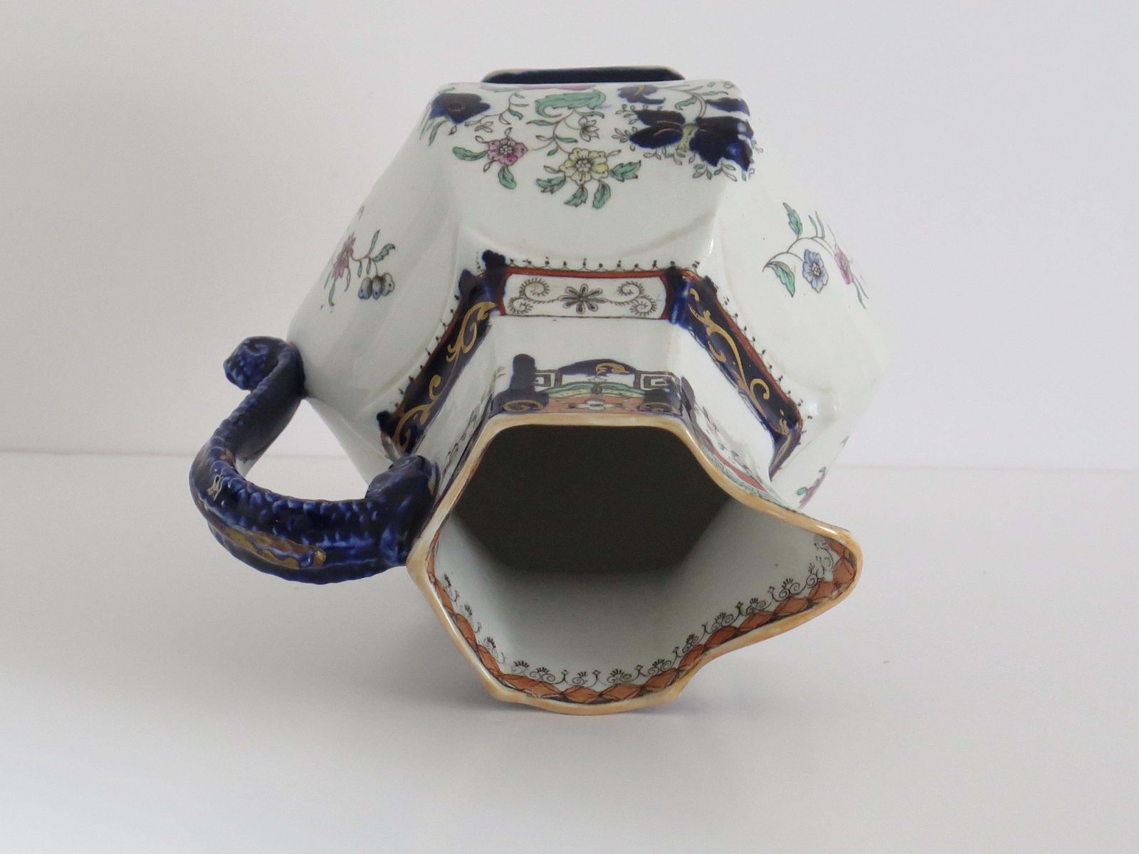 434.0 Mason's Ironstone kan, zeshoekige pitcher met slangengreep, 1830. photo