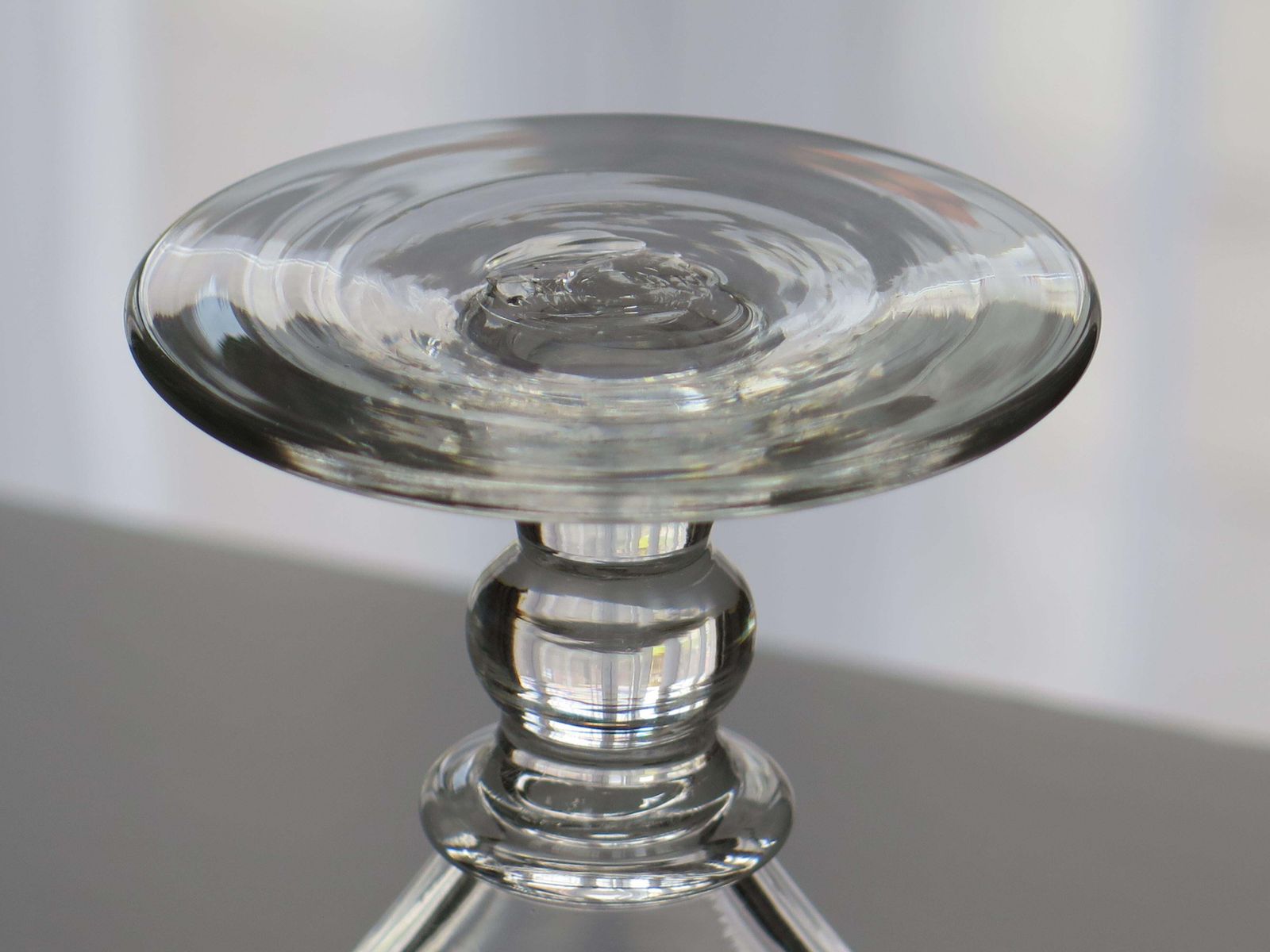 Georgisch rummer drinkglas, handgeblazen loodglas, ca. 1810. photo furniture