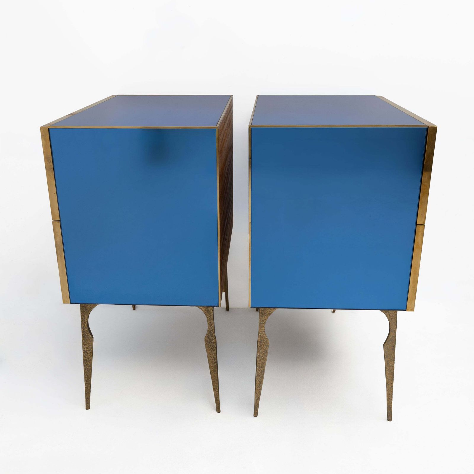 Commode de style mid-century modern en miroir bleu avec détails en laiton photo for sale