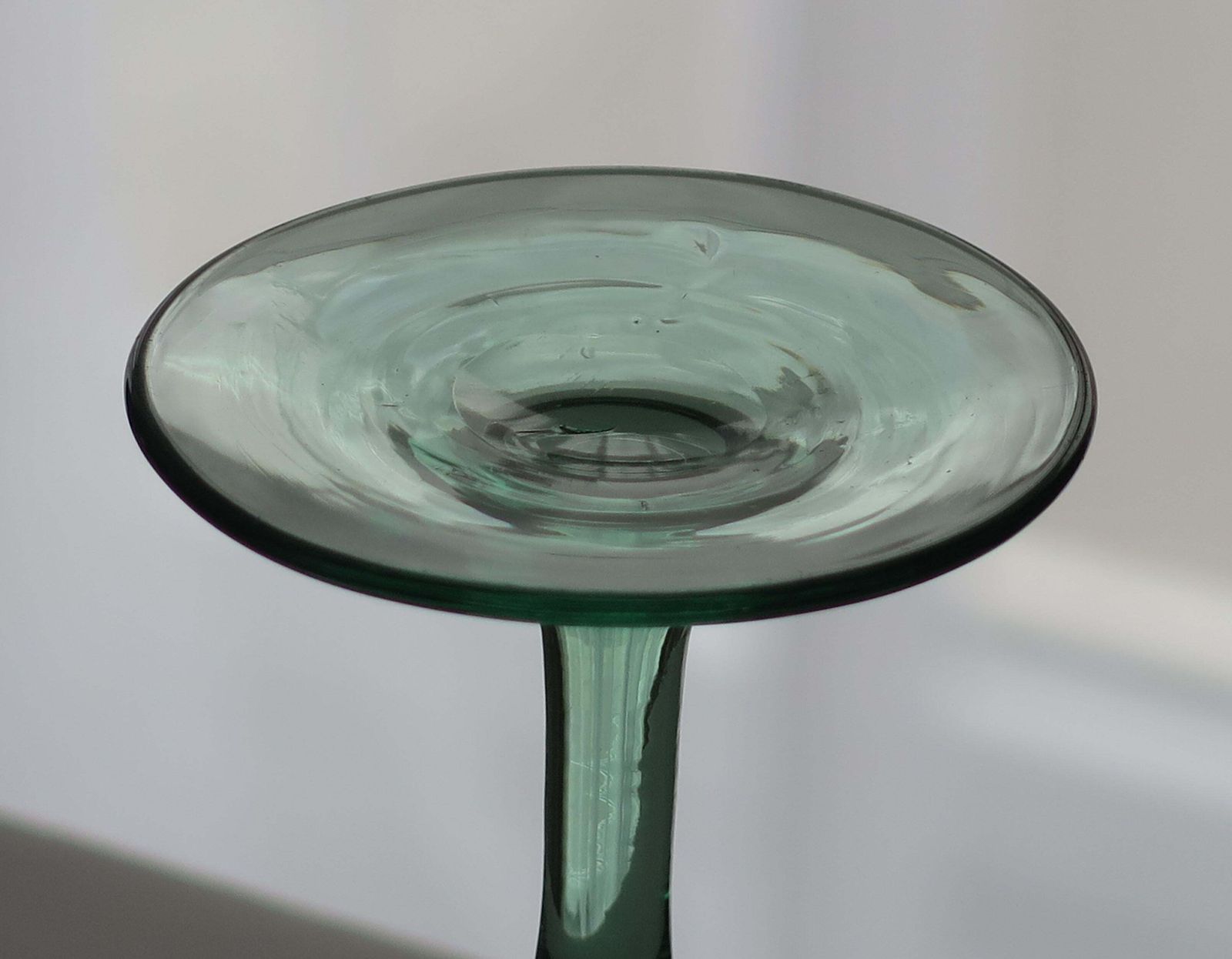 photo for sale Met de hand geblazen lichtgroen wijnglas, geslepen panelen op de kelk, Engels, ca. 1840.