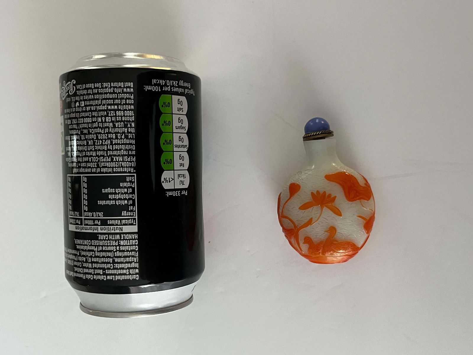 photo vintage Chinese Export Snuff Bottle In Overlay Cameo Glass Finely Carved, Circa 1925