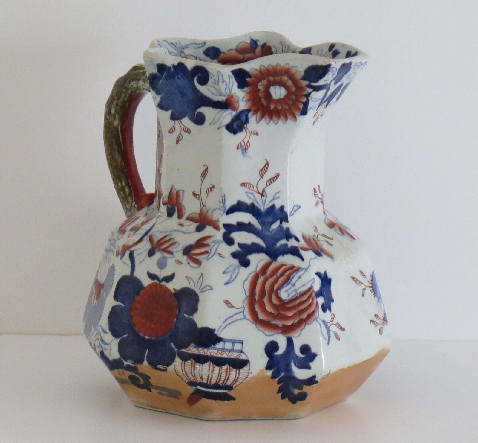 photo furniture Mason's Ironstone Hydra grote kan, Basket Pattern, antieke pitcher, 1830.