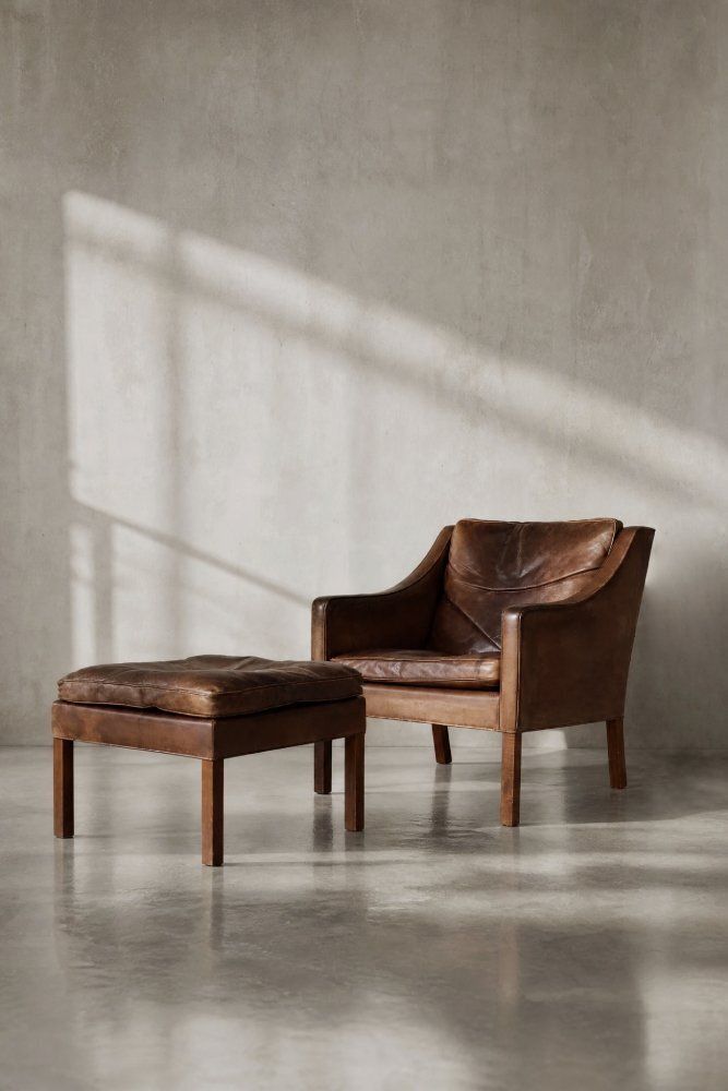 Set vintage Deens modern leren model 2207 lounge fauteuil en ottoman van Børge Mogensen voor Fredericia, ca. jaren 1960.