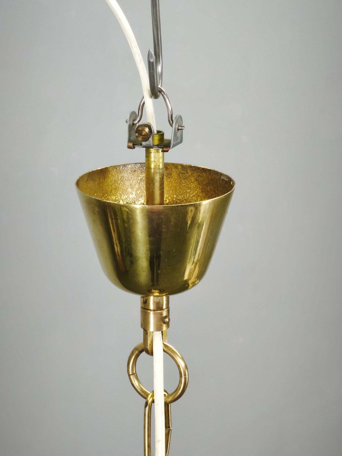 Suspension globe en verre fumé et laiton, Tchécoslovaquie, années 1970 photo Luminaires