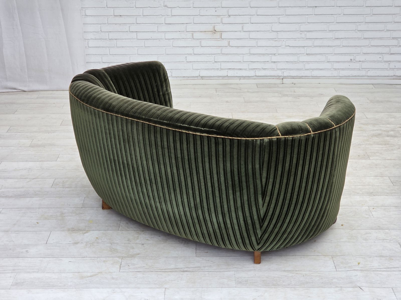 photo for sale jaren 1960, Deense 2-zits gebogen bank, meubelvelours, eikenhout.