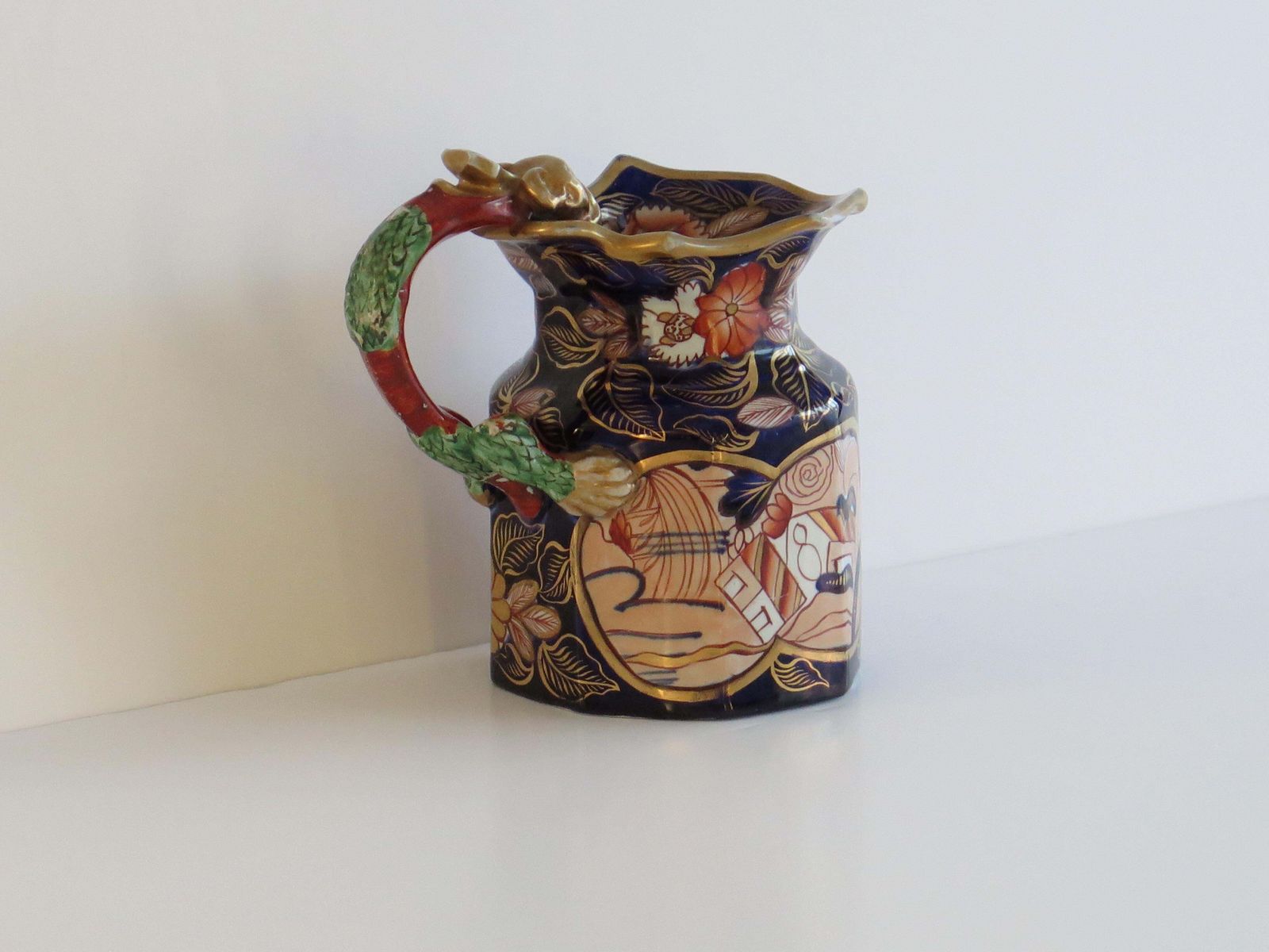 Mason's Ironstone Jug, Octagonale Pitcher, School House Pattern, 1817 photo Woonaccessoires