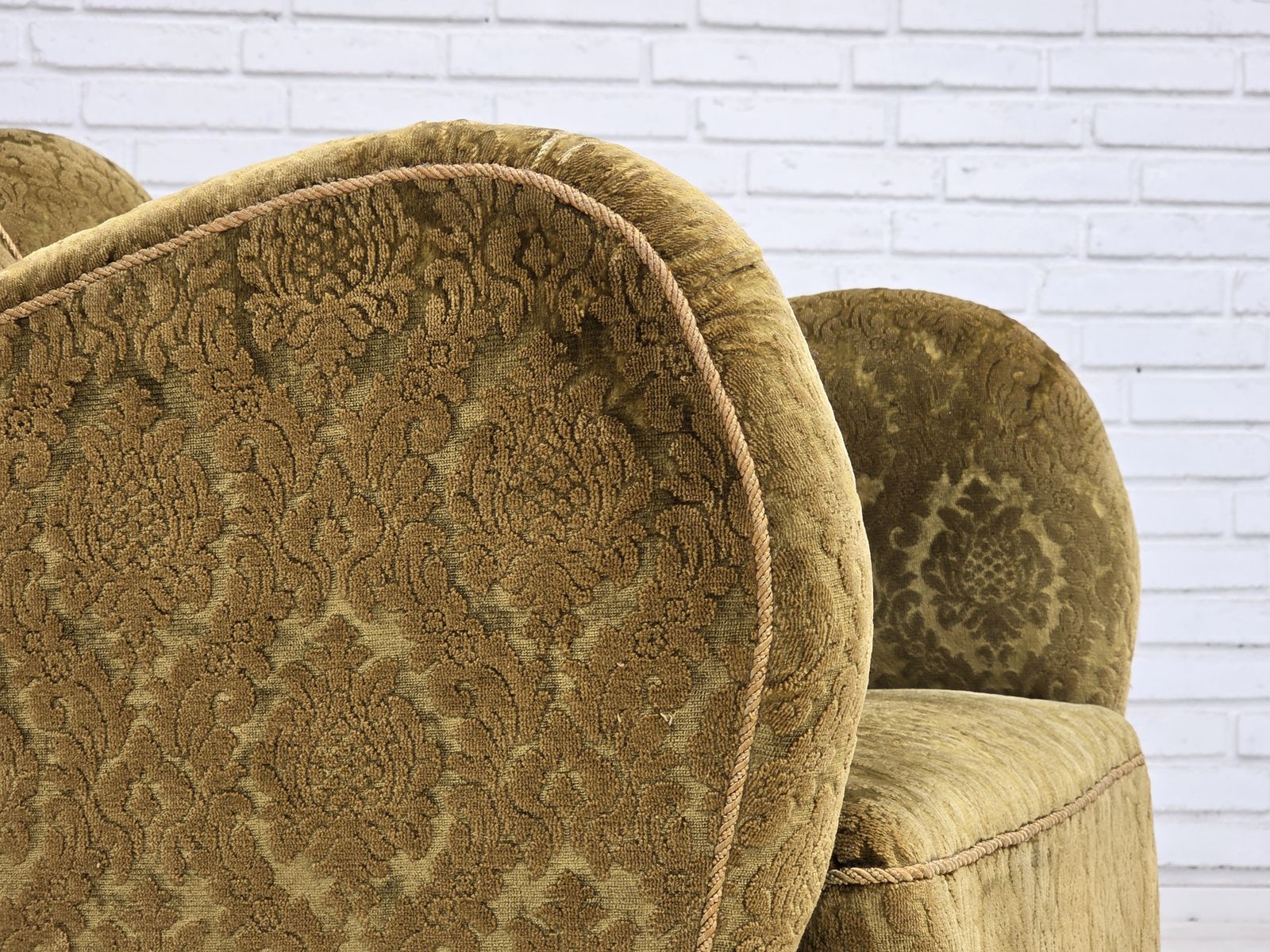 Ca. jaren 1950, Deense relaxfauteuil, meubelvelours, eikenhout. photo Meubels