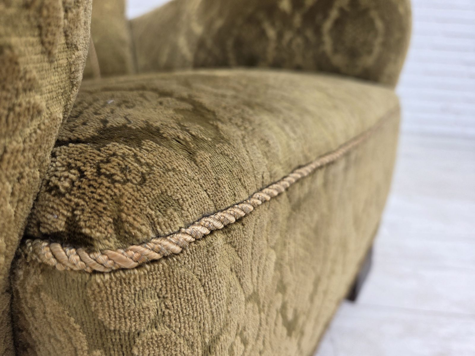Ca. jaren 1950, Deense relaxfauteuil, meubelvelours, eikenhout. photo vinterior