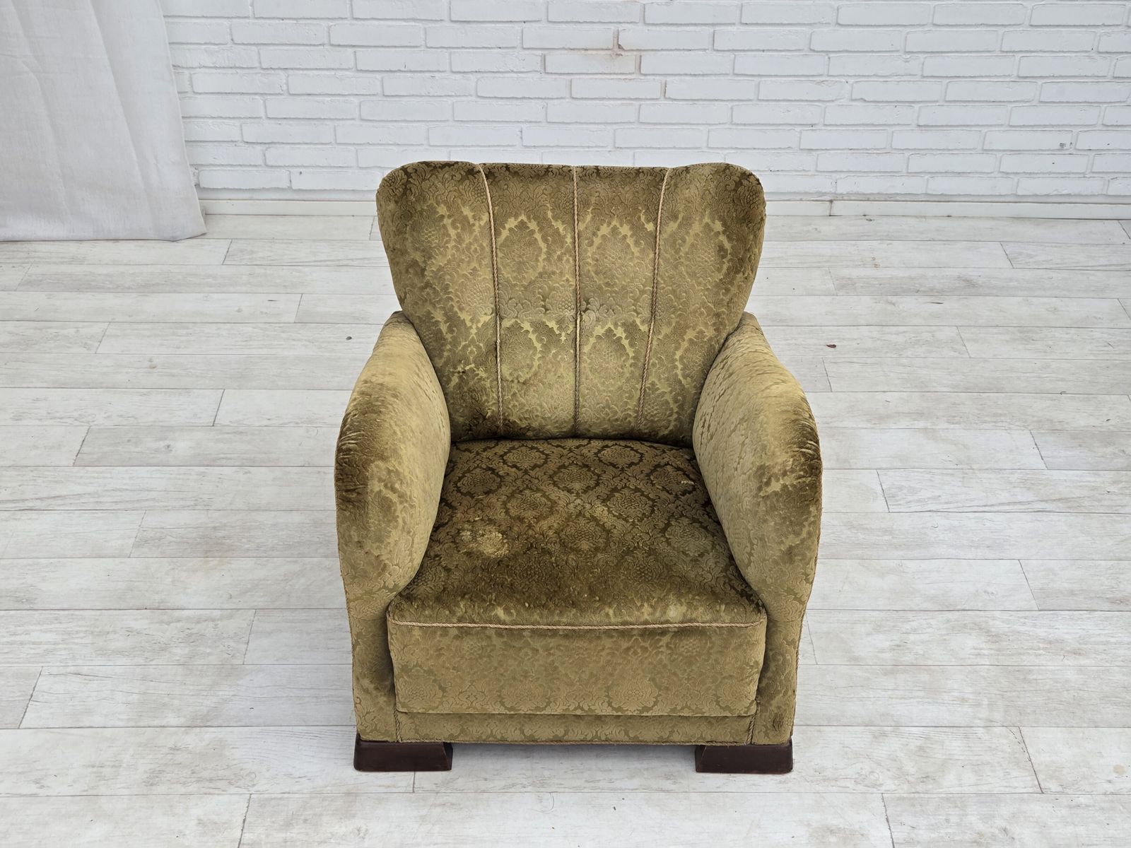 photo for sale Ca. jaren 1950, Deense relaxfauteuil, meubelvelours, eikenhout.