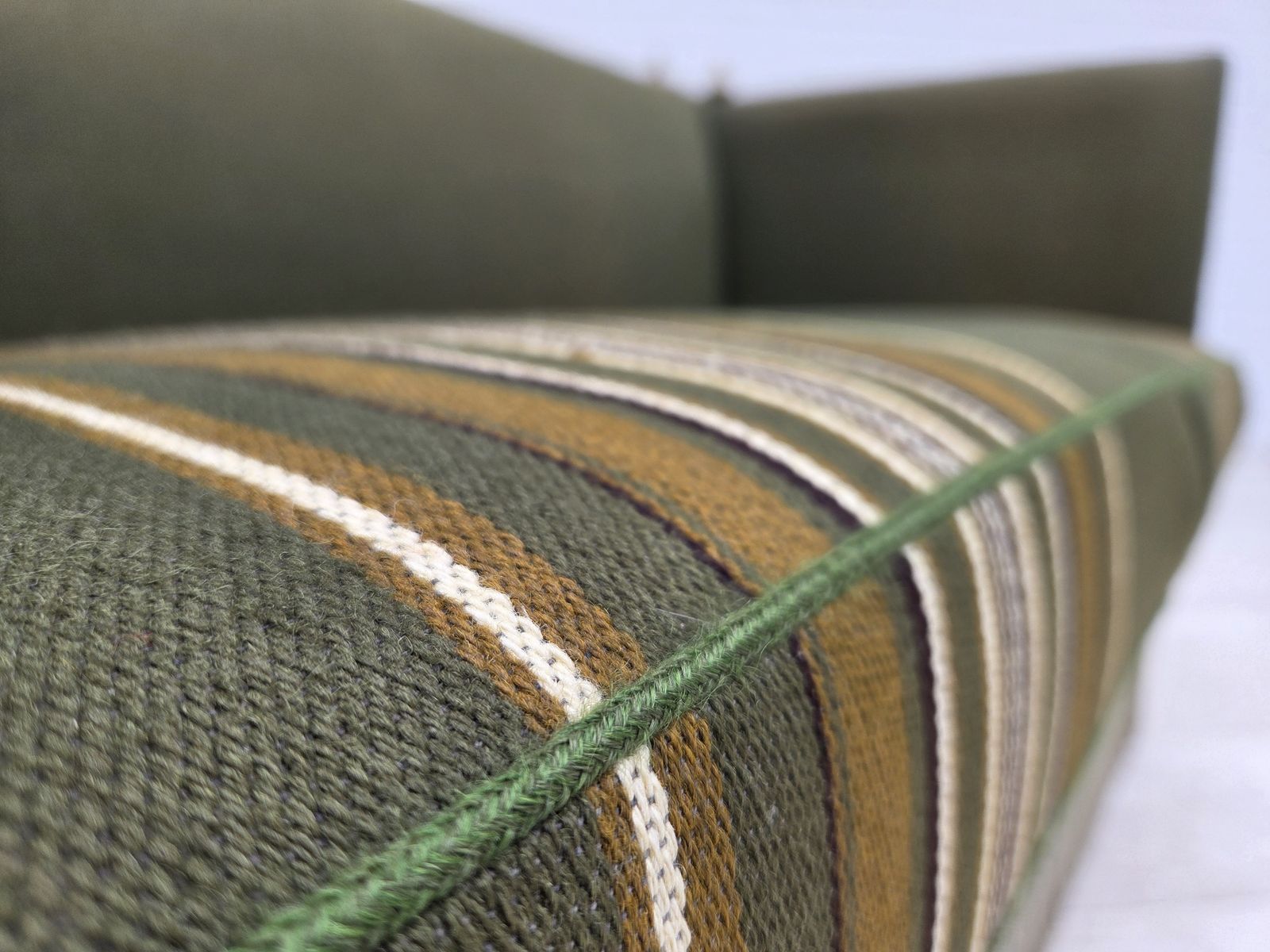 Meubels Jaren 1970, Deense 2-zits "Spanish" sofa met neervallende armleuningen, meubelwol. photo