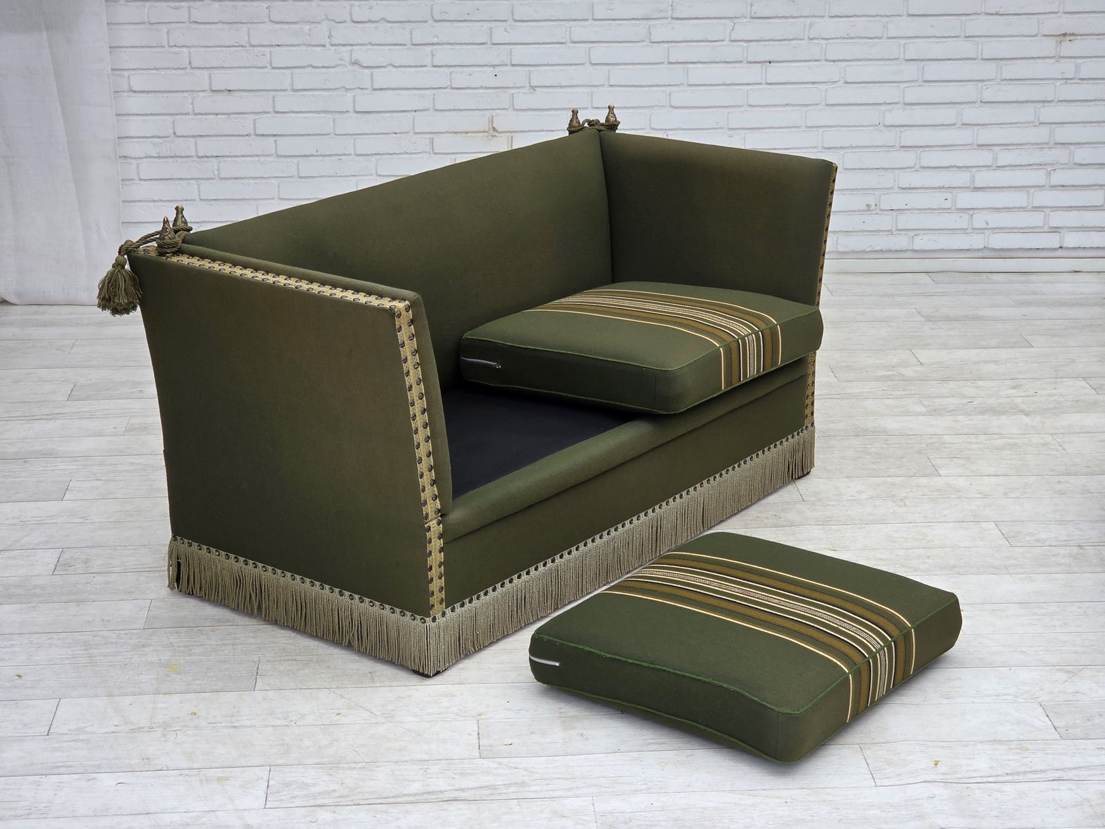 photo vinterior Jaren 1970, Deense 2-zits "Spanish" sofa met neervallende armleuningen, meubelwol.