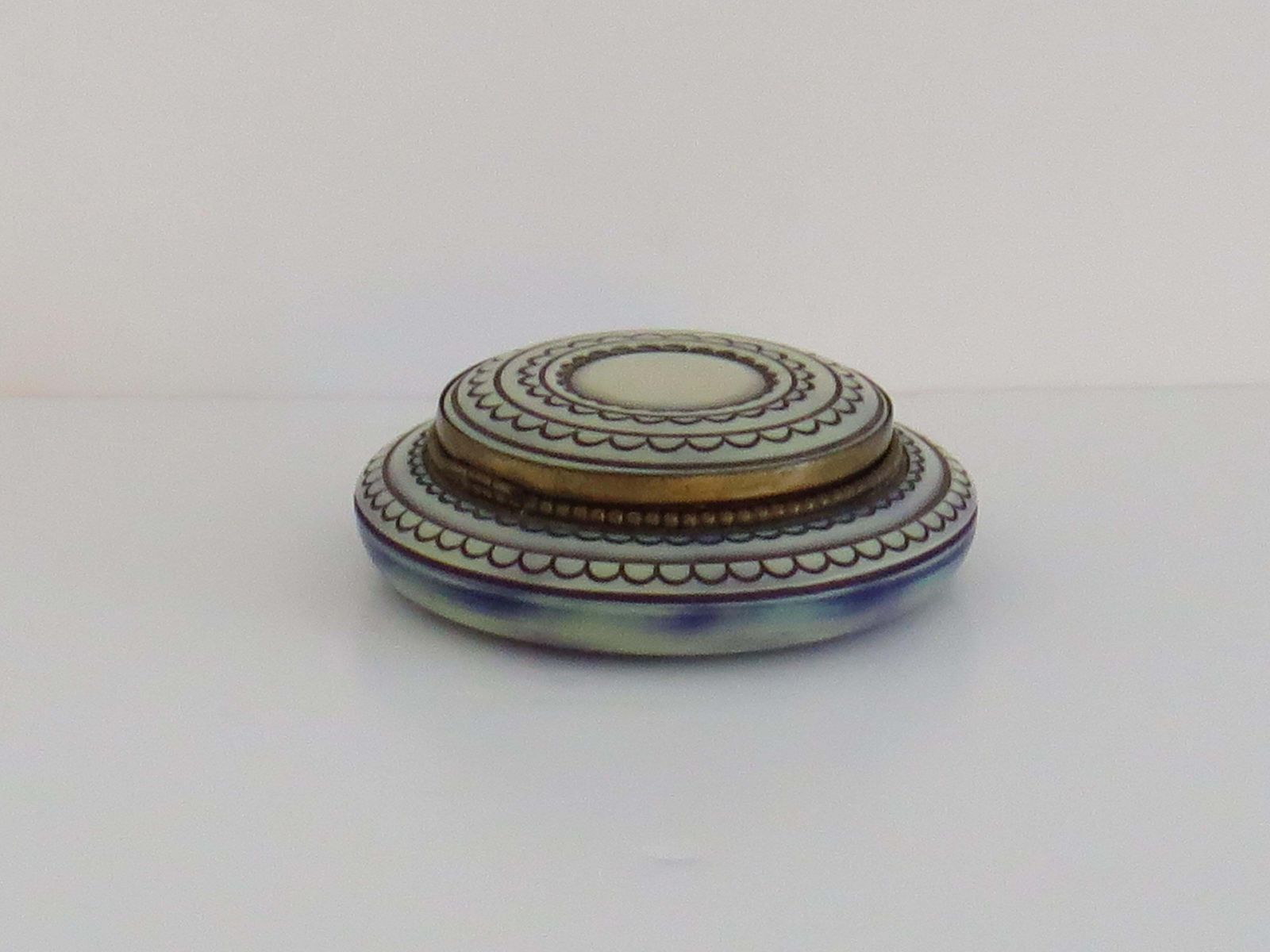 Art Deco damespoederdoos, keramiek met geslepen vergulde spiegel, Frankrijk, 1920 photo Woonaccessoires