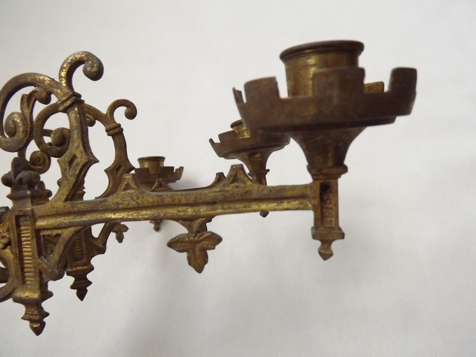 Luminaires Ensemble de trois appliques murales d'église gothiques en bronze doré, style néo-gothique français photo