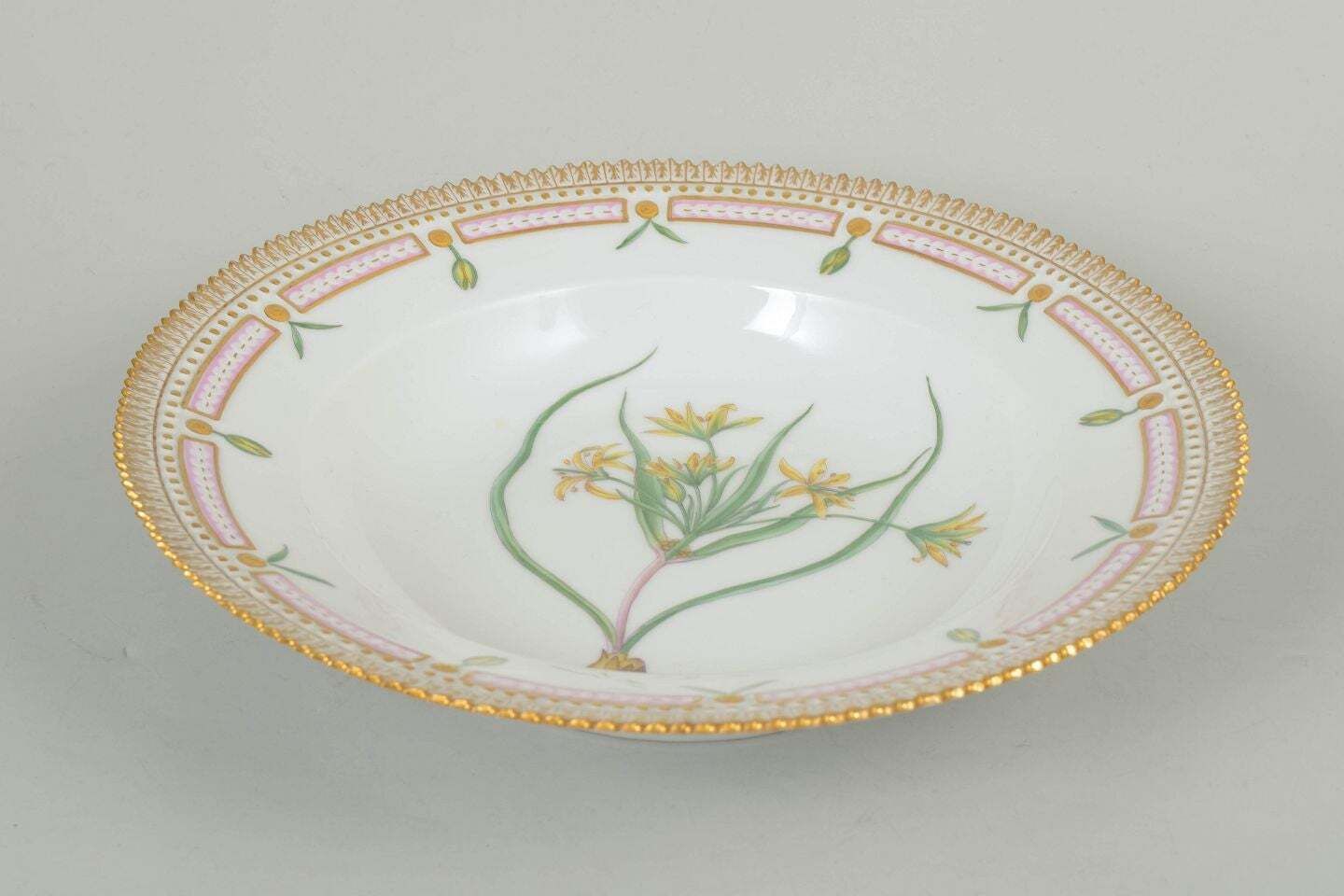 Royal Copenhagen. Flora Danica Porseleinen Dinerbord. Gedateerd 1945 photo furniture