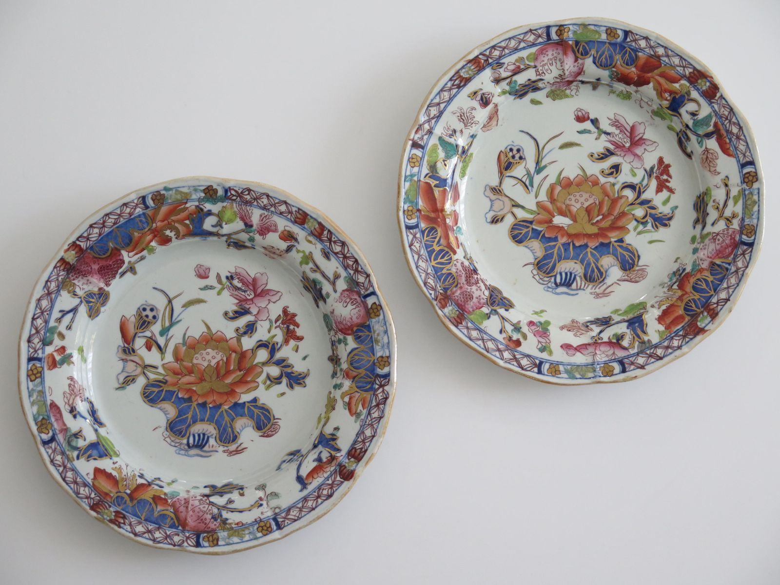 Paar antieke Mason's Ironstone borden, Water Lily patroon, ca. 1815 photo furniture