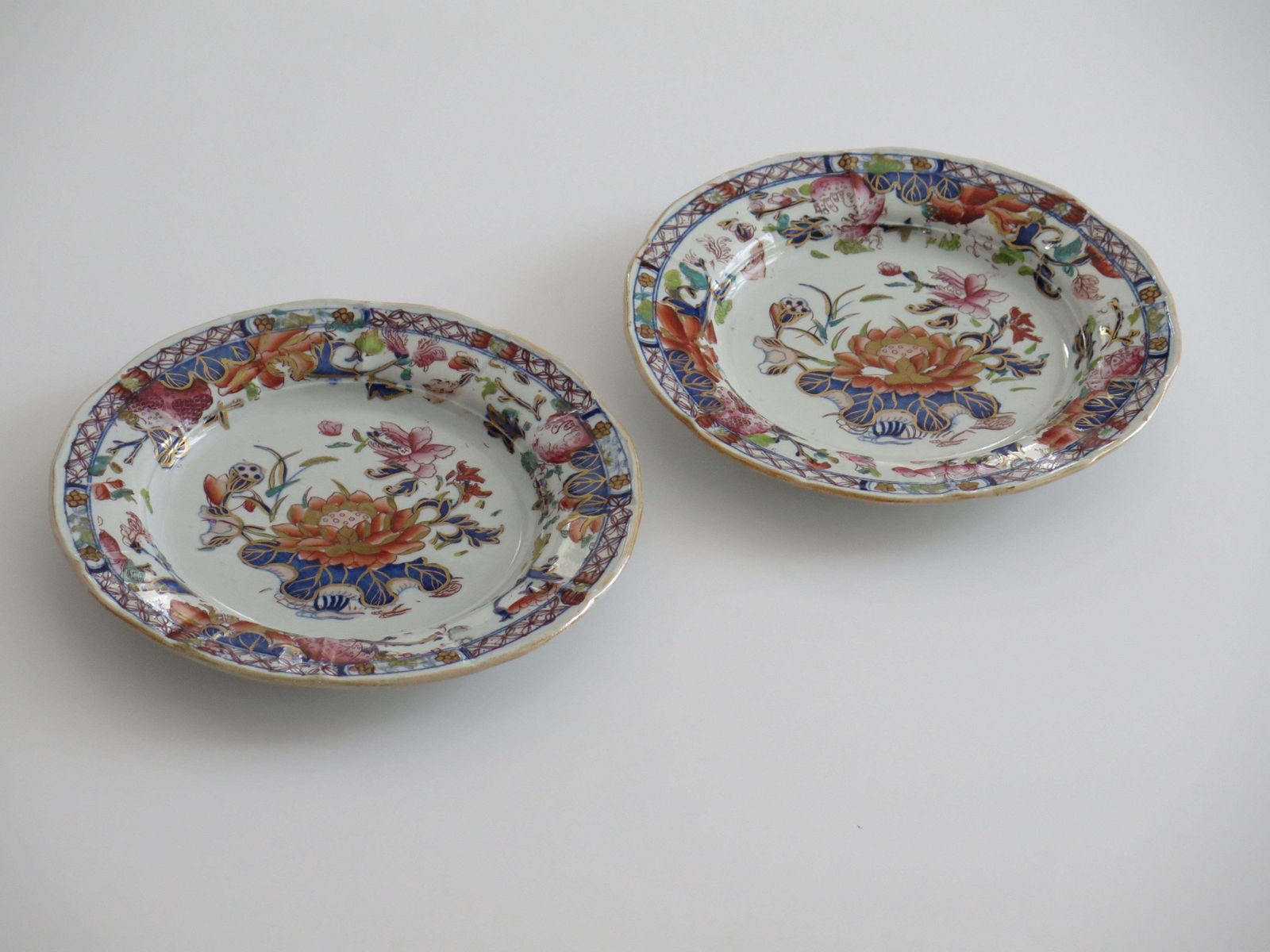 Paar antieke Mason's Ironstone borden, Water Lily patroon, ca. 1815 photo vinterior